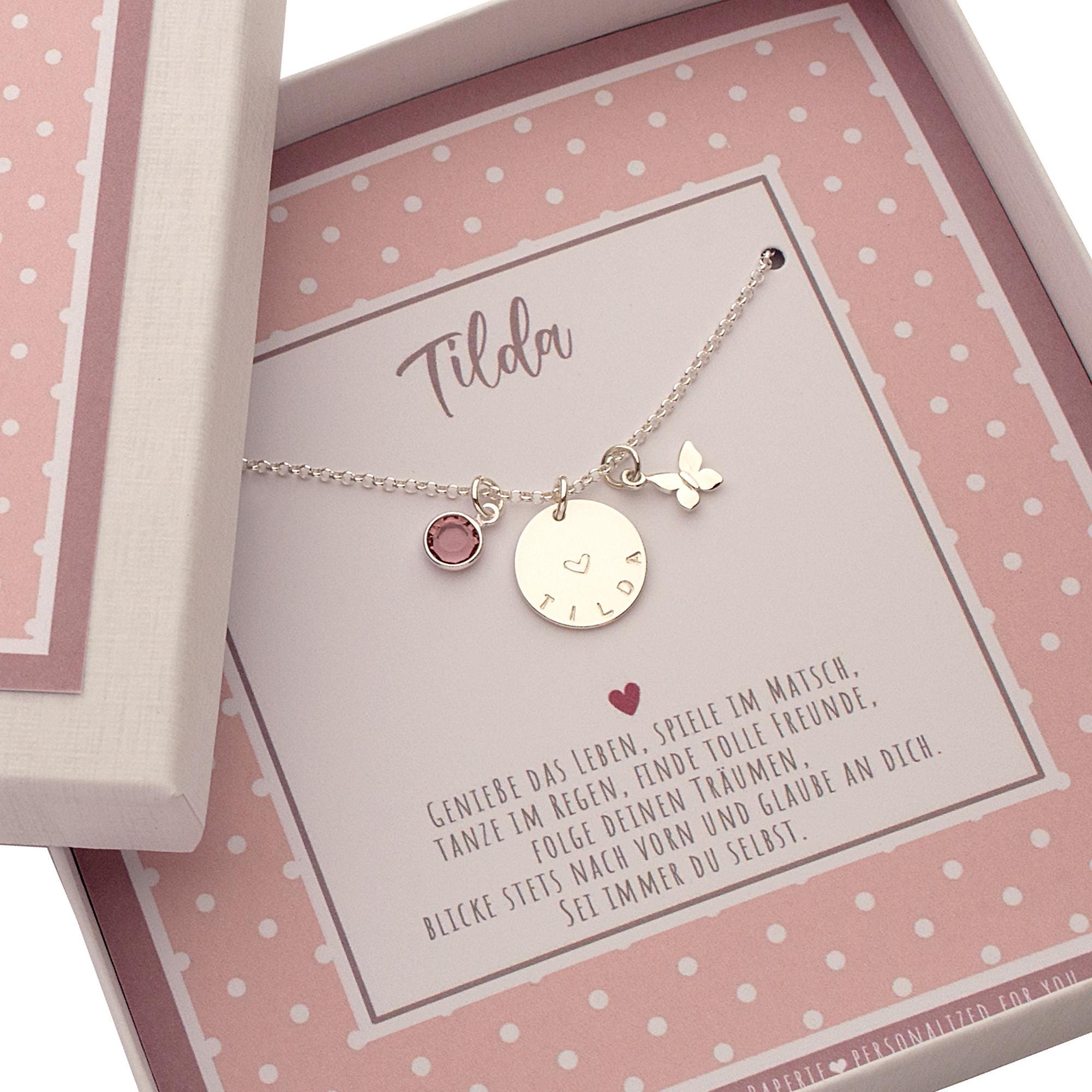 Silberkette mit Gravur zum Schulanfang in einer rosa-weißen Pünktchen-Geschenkbox, personalisiert für Mädchen.