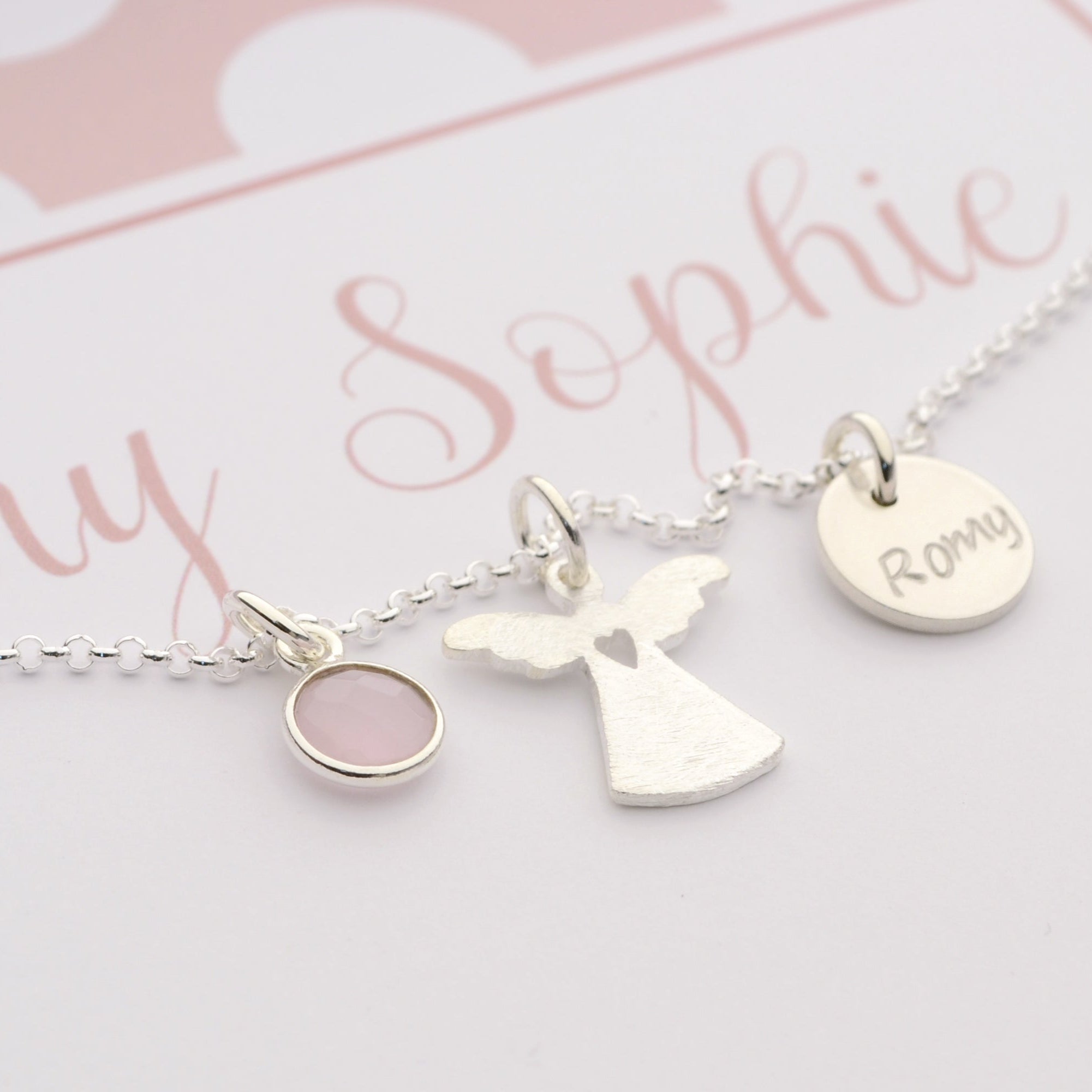 Personalisierte Schutzengel-Kette "Romy Sophie" aus 925 Silber mit Namensgravur und Rosenquarz, präsentiert in einer rosa Geschenkbox mit liebevollem Spruch.