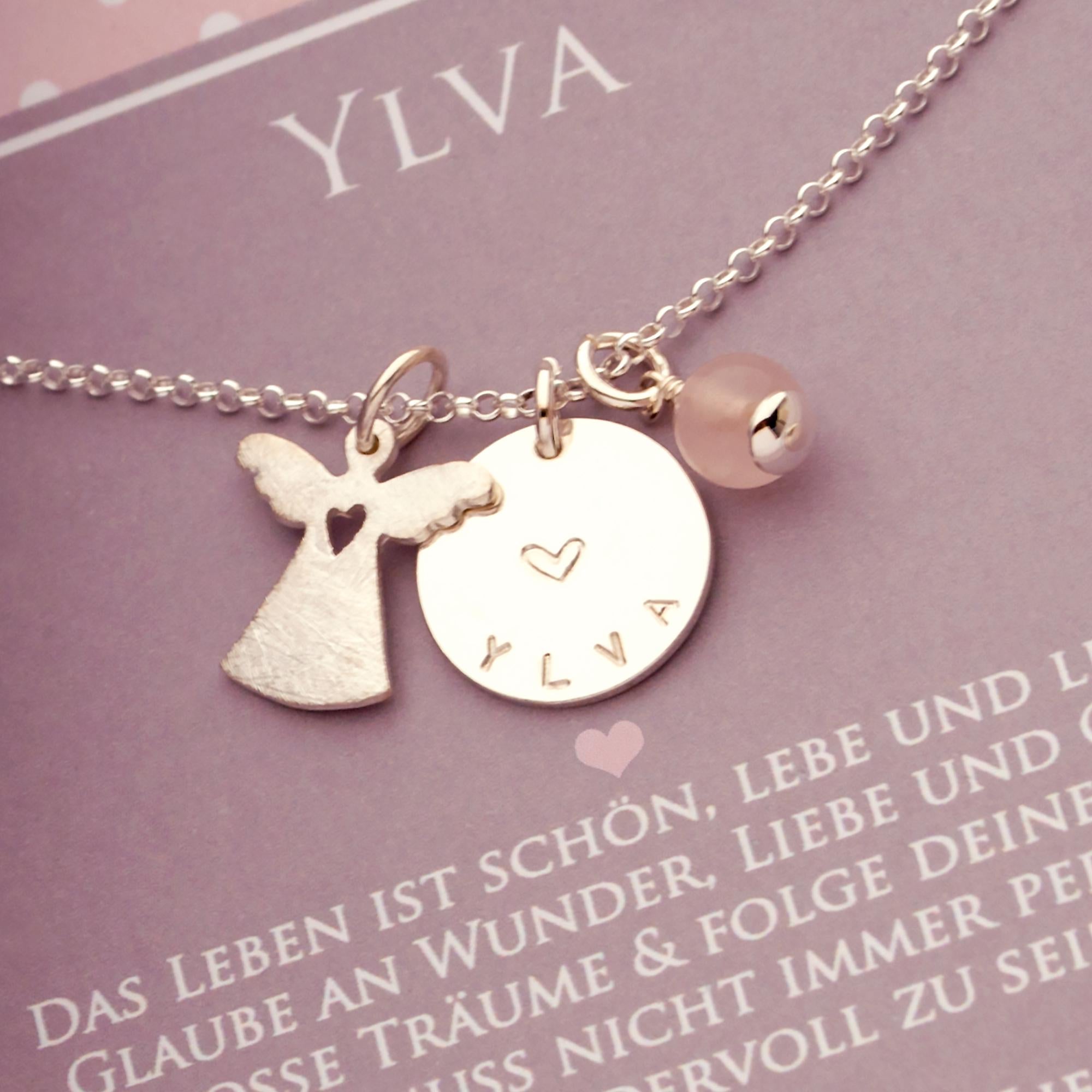 Schutzengel Namenskette YLVA aus 925 Silber mit Namensgravur und einer Rosenquarz-Perle, präsentiert in einer personalisierten Bloomgart Geschenkbox.
