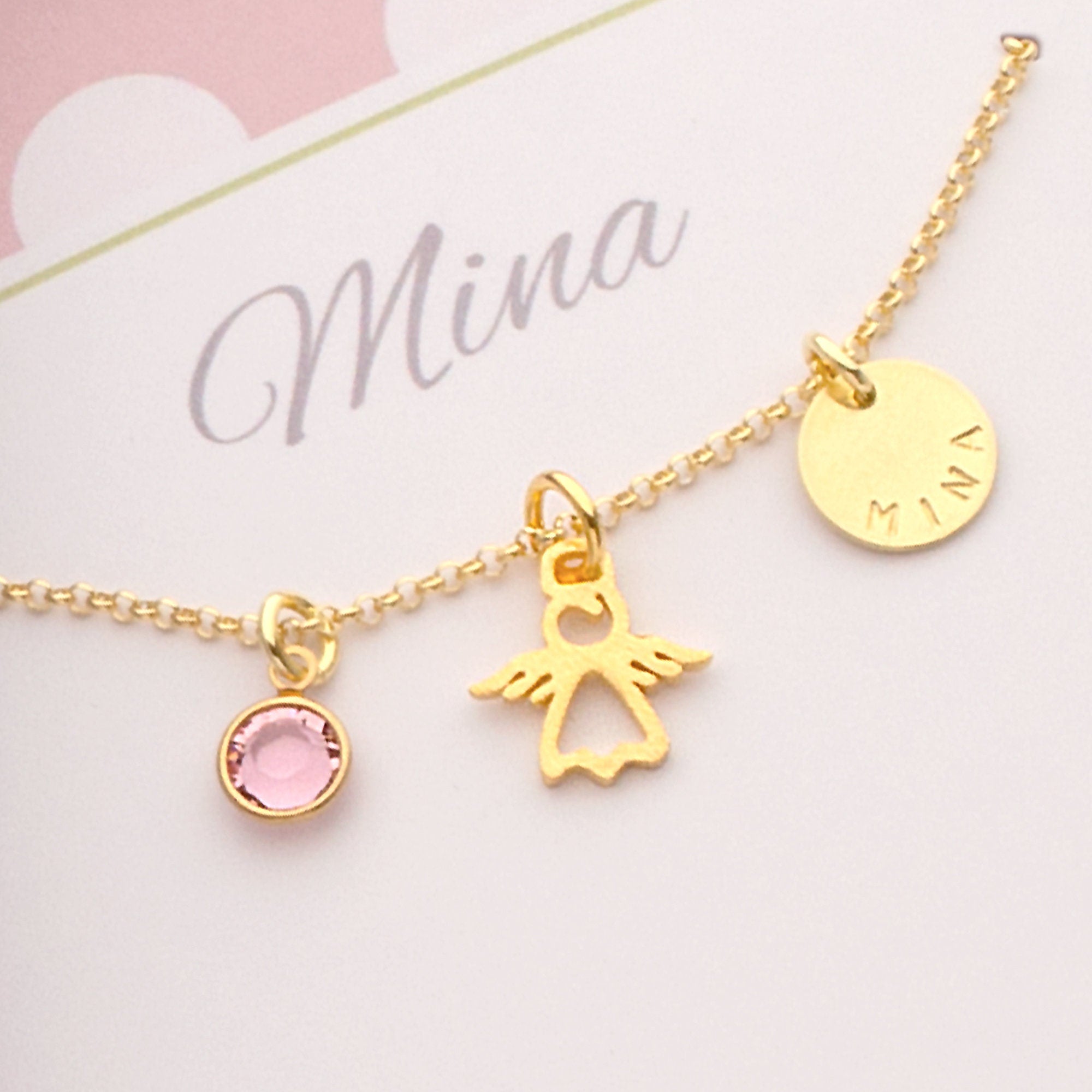 Schutzengelkette "Mina" aus vergoldetem Silber mit Gravur, Schutzengel-Anhänger und rosa Geburtsstein in personalisierter Geschenkbox von Bloomgart.