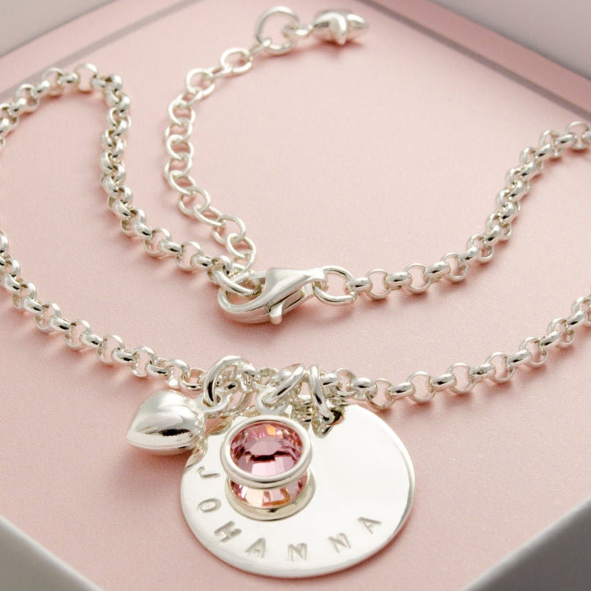 Personalisiertes Gliederarmband aus 925 Sterling Silber mit Wunschgravur und Geburtsstein in Wunschfarbe in einer rosa BLOOMGART Geschenkbox.