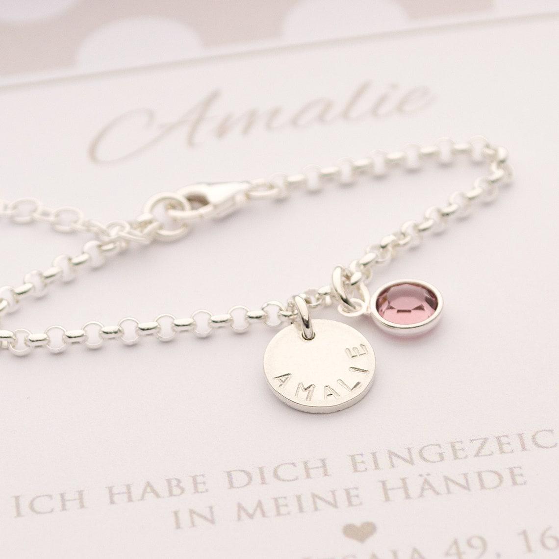 Ein 925 Silber Gravur-Armband mit dem Namen AMELIE und Geburtsstein in Juni-Farbe auf einer personalisierten Karte.