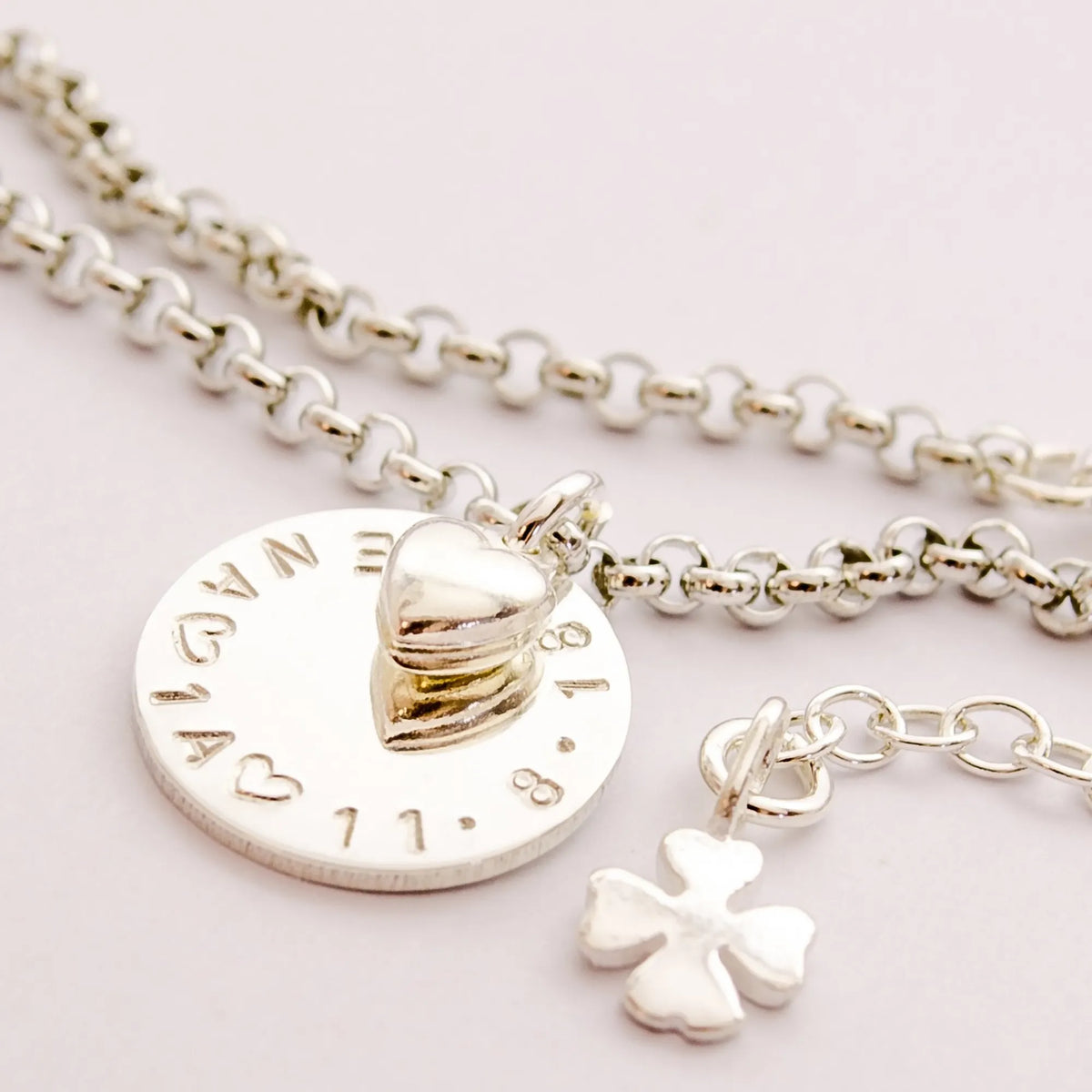 Detailansicht eines Namensarmbandes mit Wunschgravur, Glücksklee und Herz  aus 925 Sterlingsilber. Persönliches Geschenk zur Einschulung, Geburt, Taufe oder Geburtstag von Bloomgart