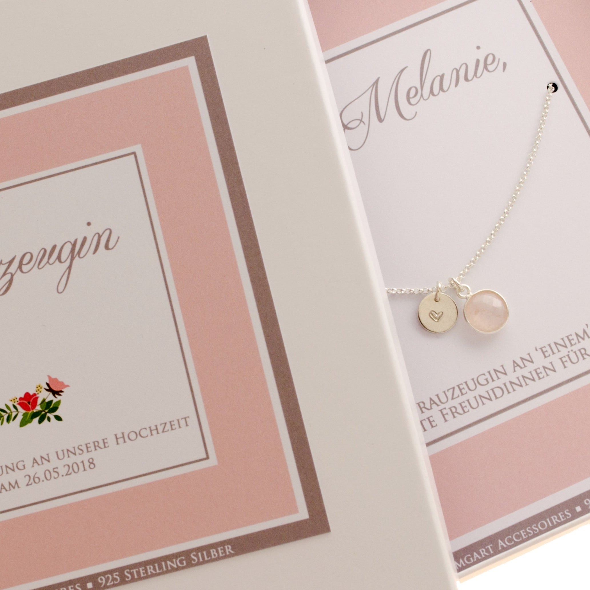 Geschenk für die Trauzeugin: 925 Silberkette mit herz von Hand gestempelt und einem süßen runden Rosenquarz, gefasst in Silber. Die Kette liegt in einer personalisierten Geschenkbox mit Farbgebung in weiß-rosa-beigen