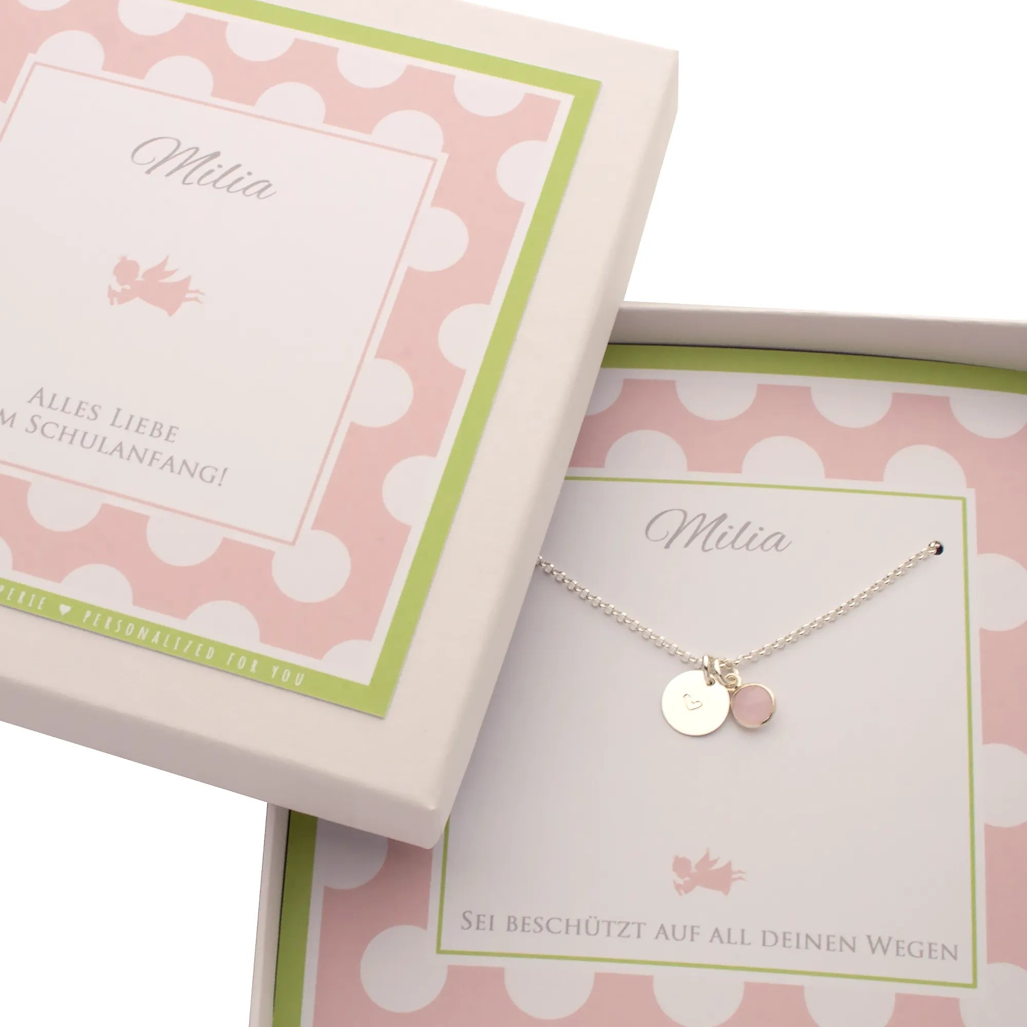 Eine personalisierte Kette mit Gravur aus 925 Sterling Silber und Rosenquarz-Anhänger für Milia zur Einschulung mit dem Text: Sei beschützt auf all deinen Wegen.