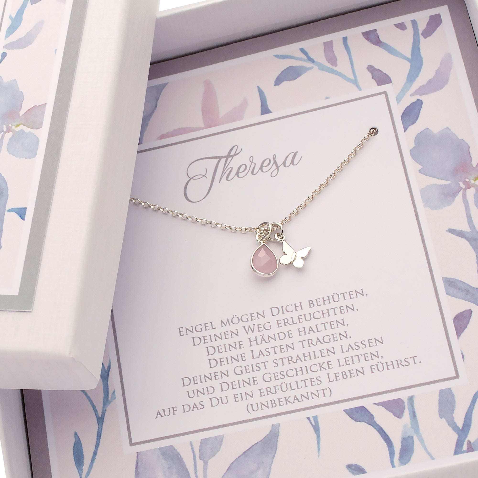 Personalisierte Taufkette "Theresa" aus 925 Silber mit Schmetterling-Anhänger und Rosenquarz-Tropfen in einer floralen, personalisierten Geschenkbox.
