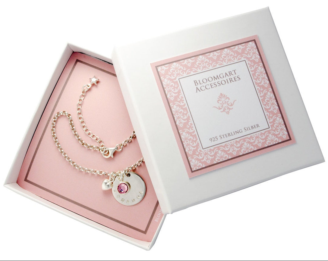 Längenverstellbares Silberarmband mit Wunschgravur und Monatsstein in Lieblingsfarbe in einer zauberhaften BLOOMGART Geschenkbox.