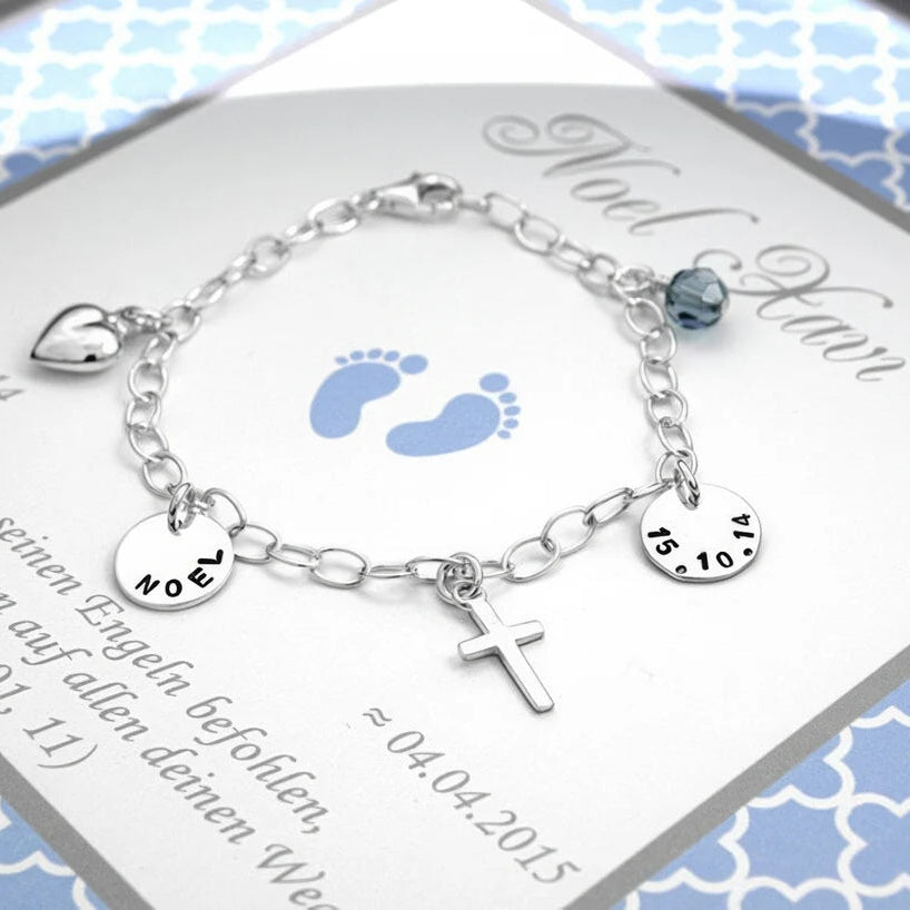 Detailansicht eines zierlichen Bettelarmbandes zur Taufe für Jungen, personalisiert mit Namen 'NOEL' und Datum '04.04.2015'. 