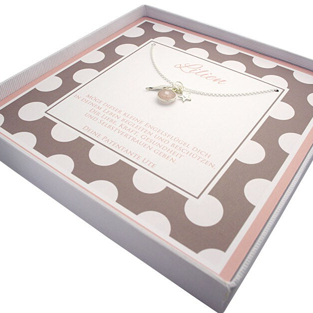 Innenansicht einer rosa-taupe-weiß gepunkteten Geschenkbox mit Personalisierung für 'LIlien' von der Patentante Ute.