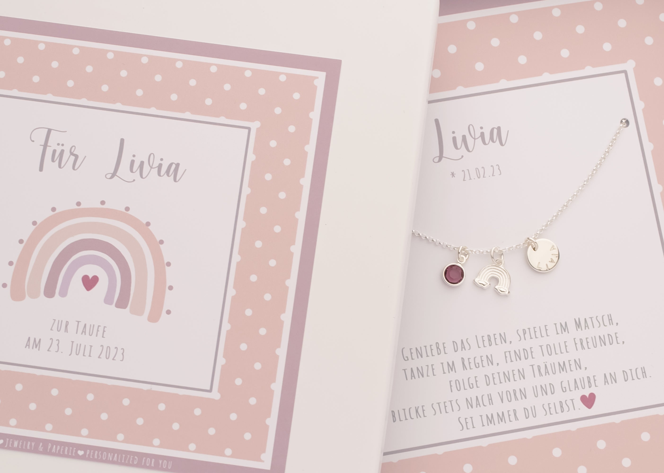 Komplettansicht einer Geschenkbox mit rosa-weißem Punktemuster und Regenbogen-Motiv, personalisiert zur Taufe. Innen liegt eine filigrane Kette aus 925 Silber.