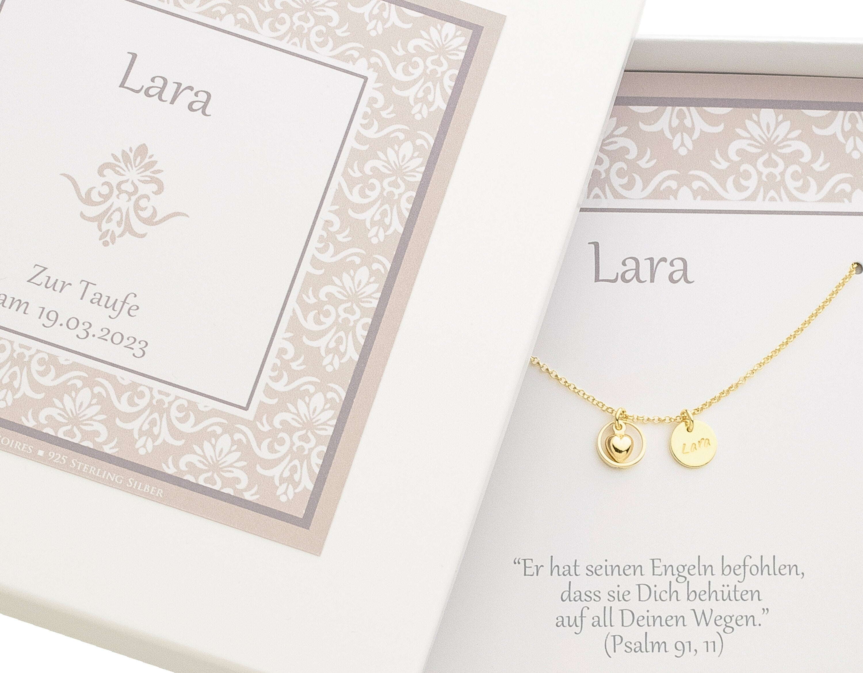 Personalisierte Taufkette in Gold für 'Lara' mit Namensgravur und Taufring-Anhänger. Präsentiert in einer beigen Geschenkbox 'Zur Taufe' und dem Taufspruch aus Psalm 91,11.