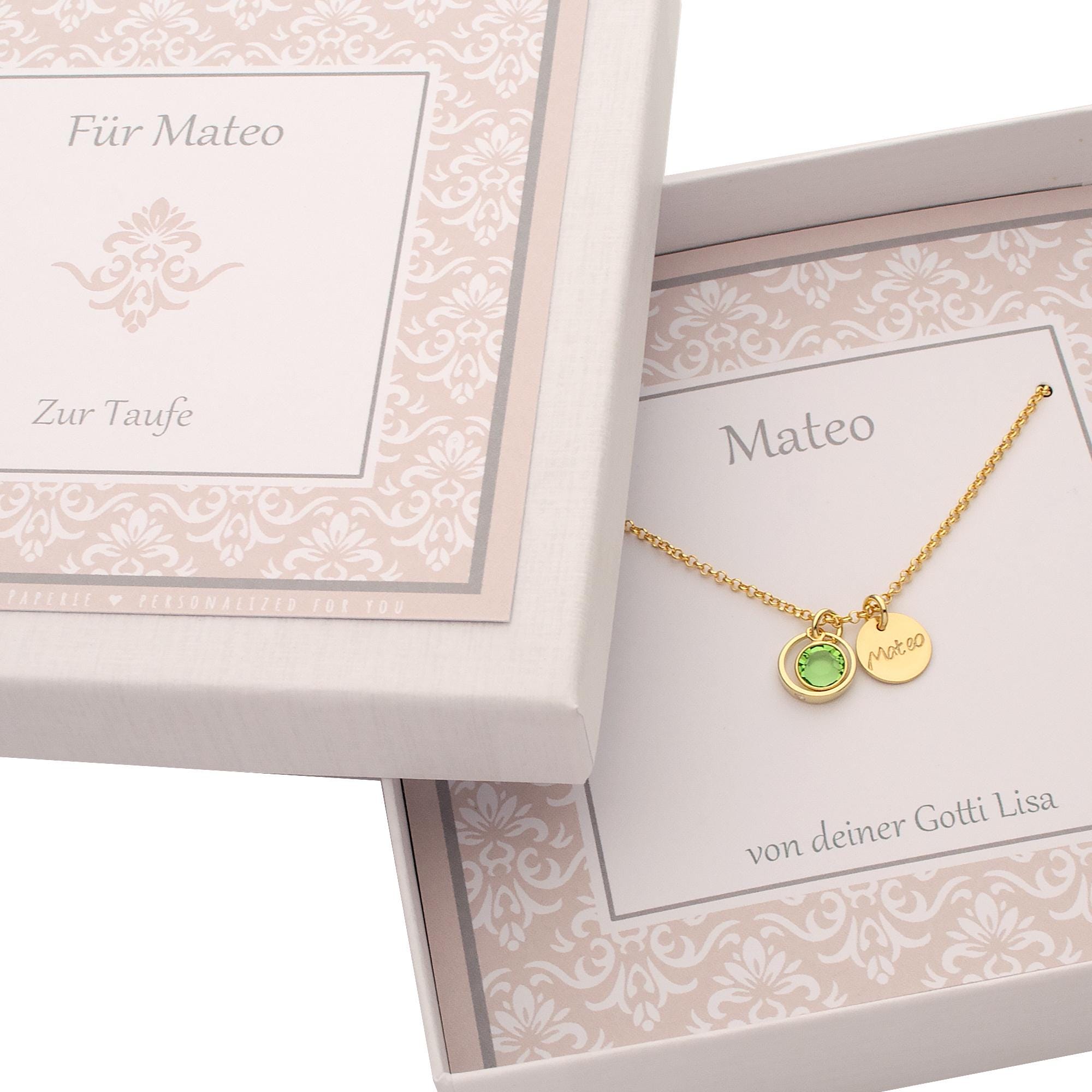 Vergoldete Taufkette "Mateo" mit Namensgravur und grünem Peridot-Geburtsstein, präsentiert in einer personalisierten Geschenkbox für die Taufe.
