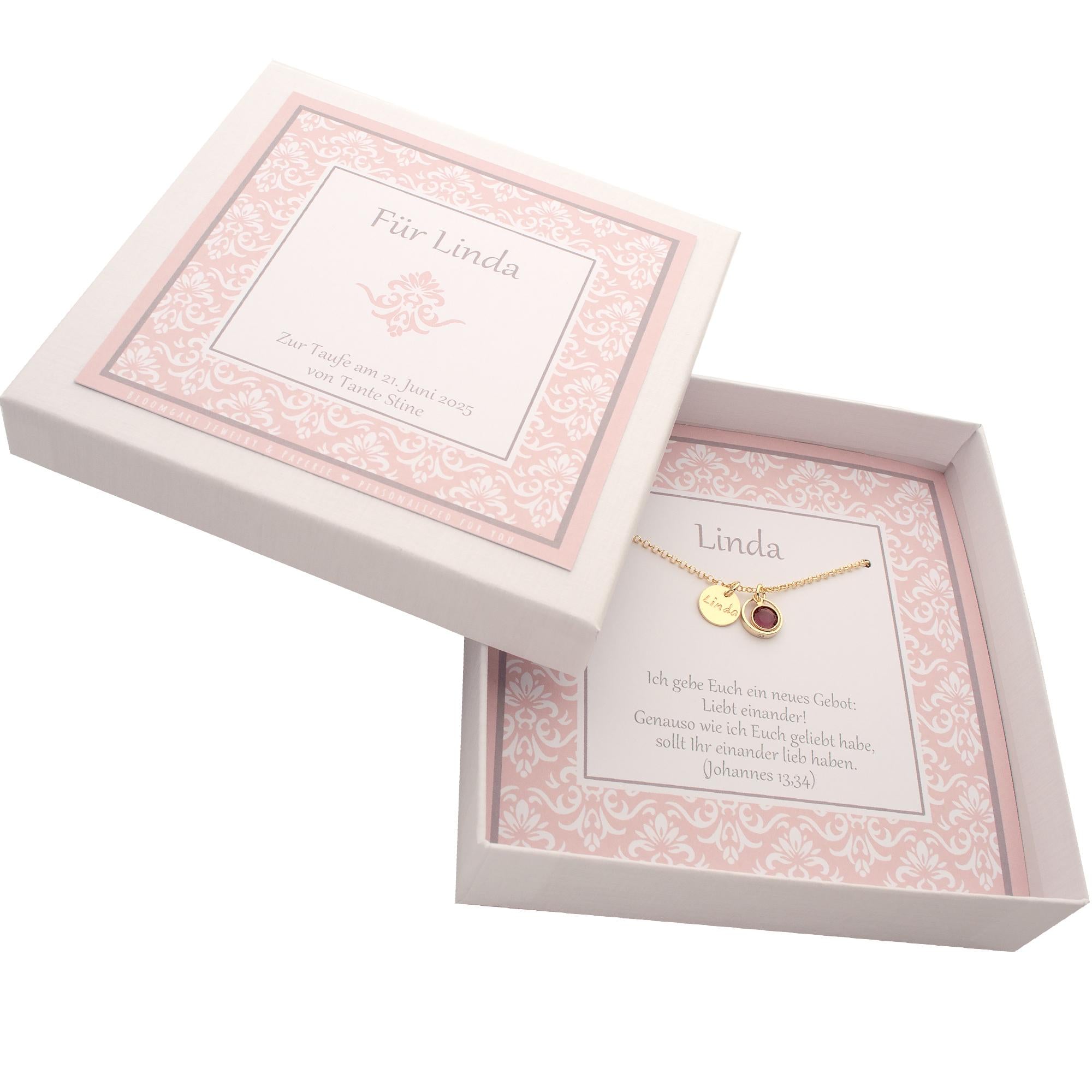 Vergoldete Taufkette "Linda" mit Namensgravur und lila Amethyst-Geburtsstein, präsentiert in einer personalisierten Geschenkbox für die Taufe.
