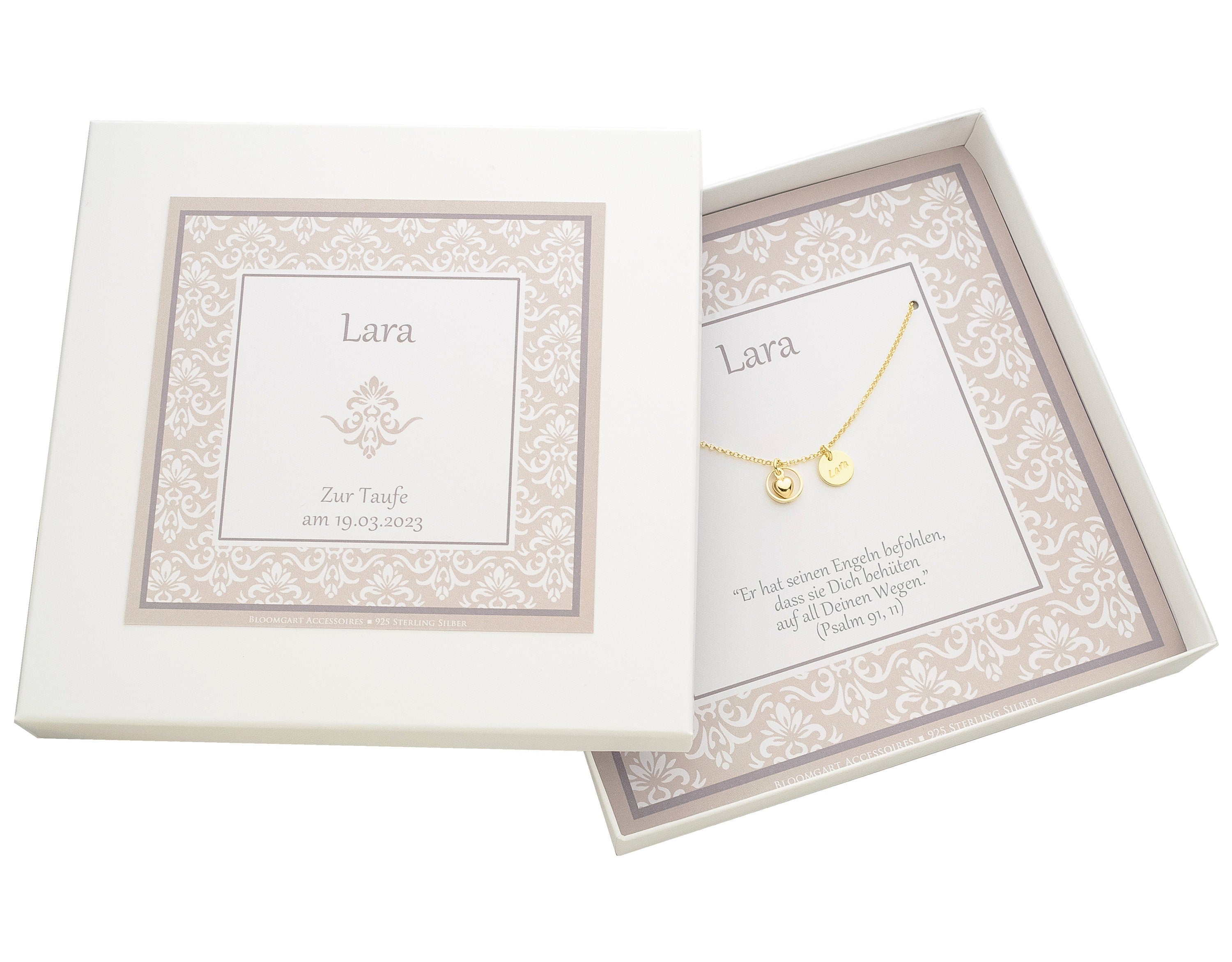 Personalisierte Taufkette in Gold für 'Lara' mit Namensgravur und Engelsrufer-Anhänger. Präsentiert in einer Geschenkbox mit Taufdatum und dem Taufspruch aus Psalm 91,11. Ein edles Taufgeschenk von Bloomgart.