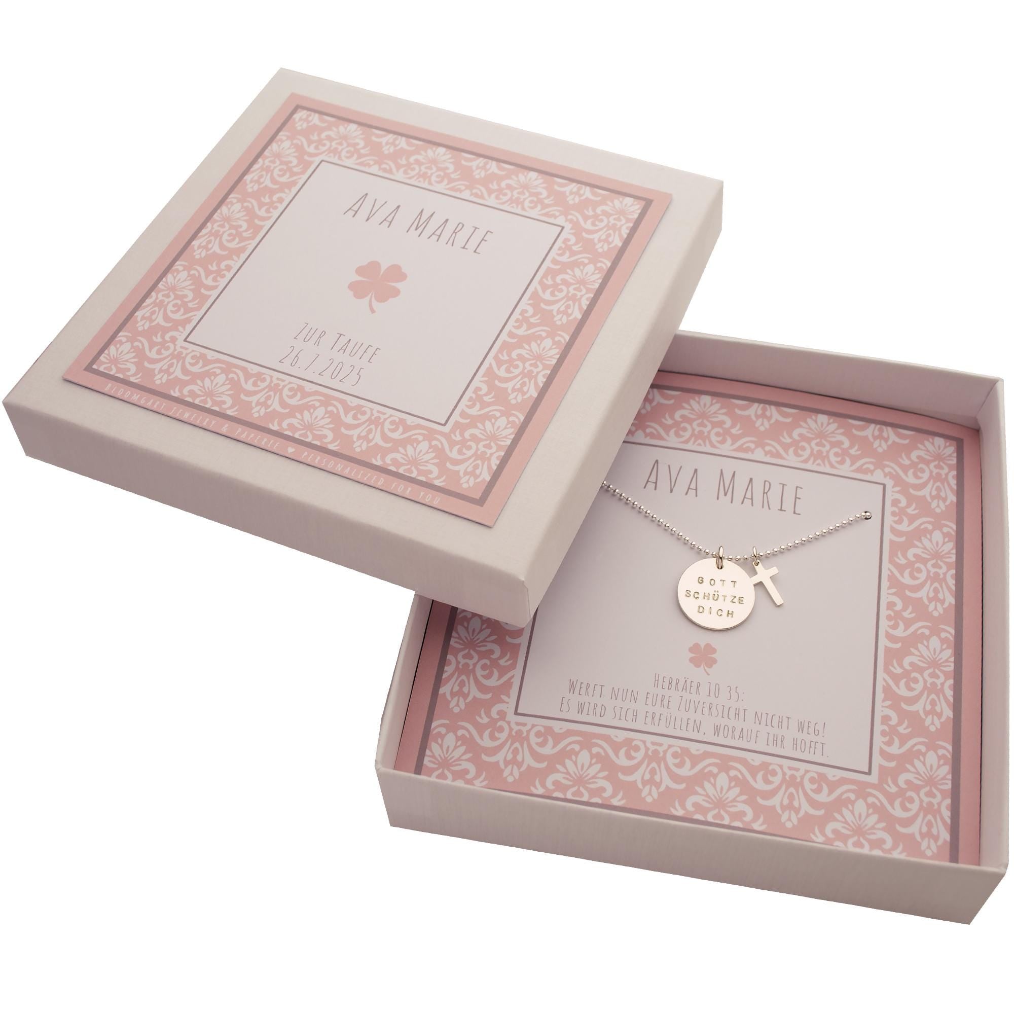 Komplettansicht einer personalisierten Geschenkbox mit Silber Kugelkette mit Gravur "Gott schütze dich" und Kreuz. Die Box ist mit Namen, Anlass, Datum und Taufspruch versehen.