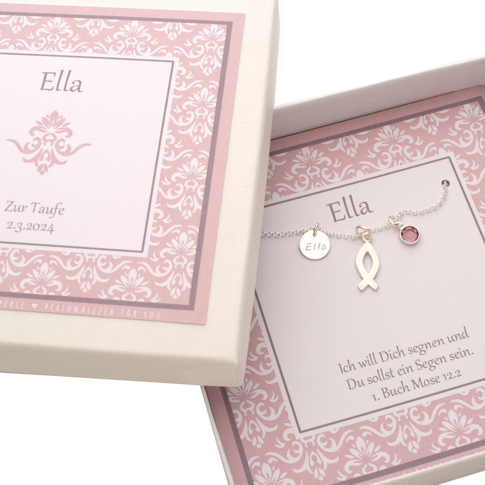 Taufkette aus 925 Silber von Bloomgart mit Fisch-Symbol, Namens-Gravur "Ella" und rosa Glücksstein, präsentiert in einer personalisierten Geschenkbox mit Taufspruch.