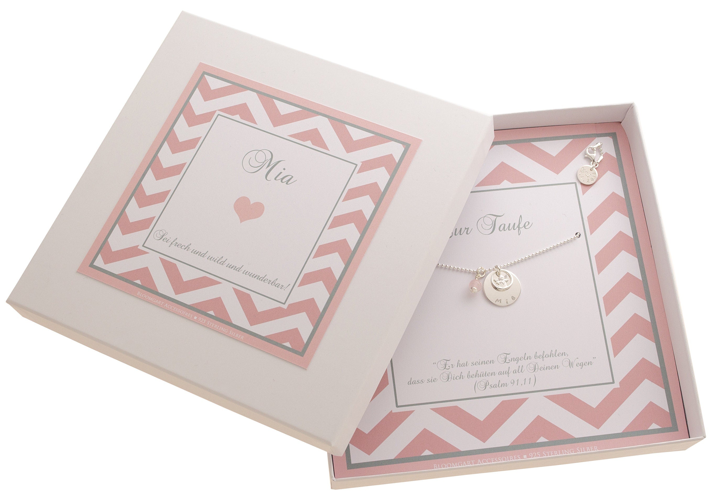 Personalisierte Taufkette "Mia" aus Silber, präsentiert in einer rosa-grauen Geschenkbox von Bloomgart mit dem Taufspruch "Sei frech und wild und wunderbar!".