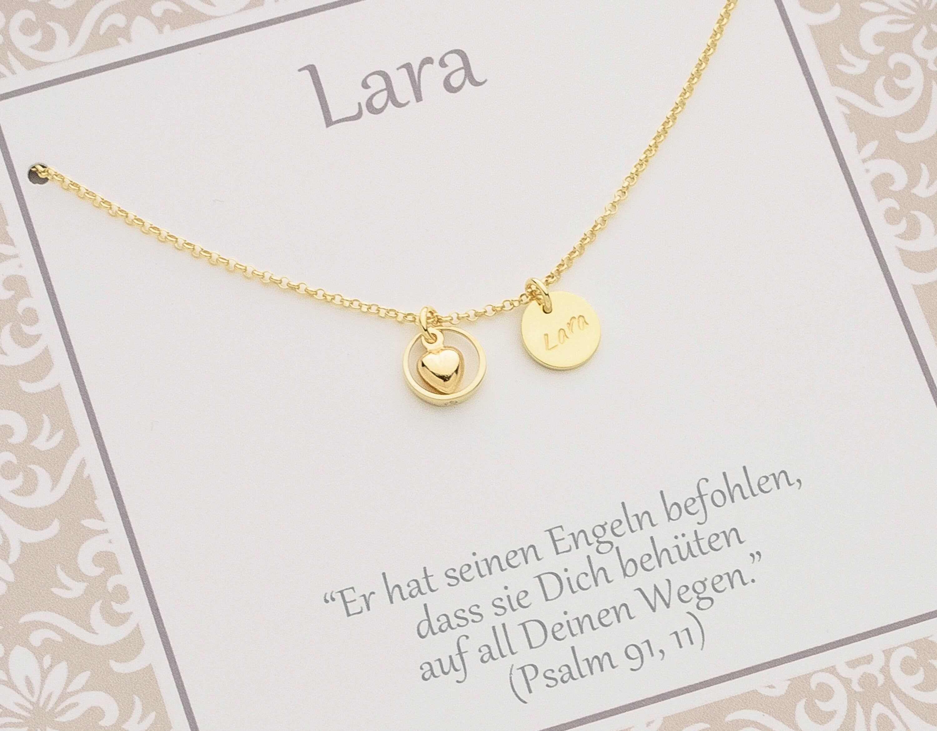 Detailansicht der Innenschachtel mit Personalisierung für Lara und Taufspruch 'Er hat seinen Engeln befohlen, dass sie dich behüten auf all deinen Wegen.'