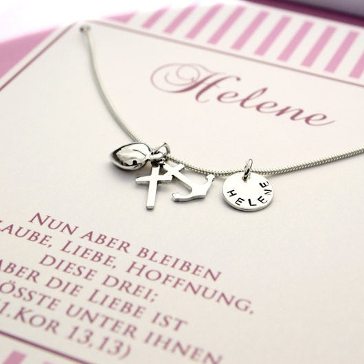 Personalisierte Taufkette aus 925 Silber mit Namensgravur 'Helene' und Anhängern für Glaube (Kreuz), Hoffnung (Anker) und Taufe (Herz). Handgemachtes Taufgeschenk von Bloomgart.