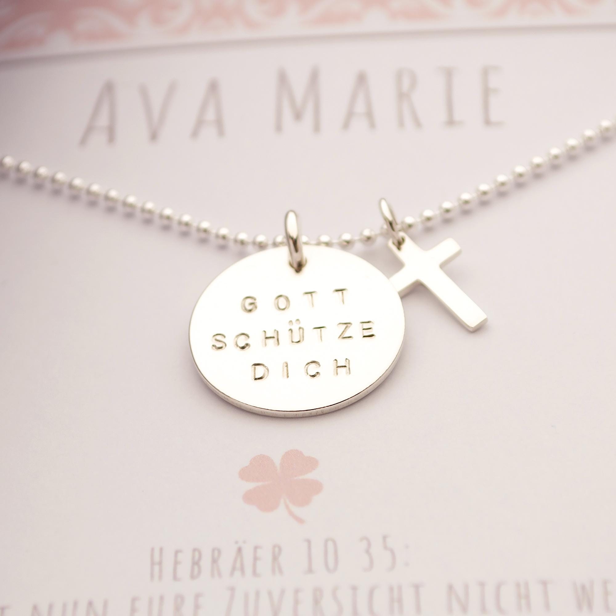 Silberne Taufkette mit Gravur "Gott schütze dich" und Kreuz in personalisierter Geschenkbox für Ava Marie mit Taufspruch.