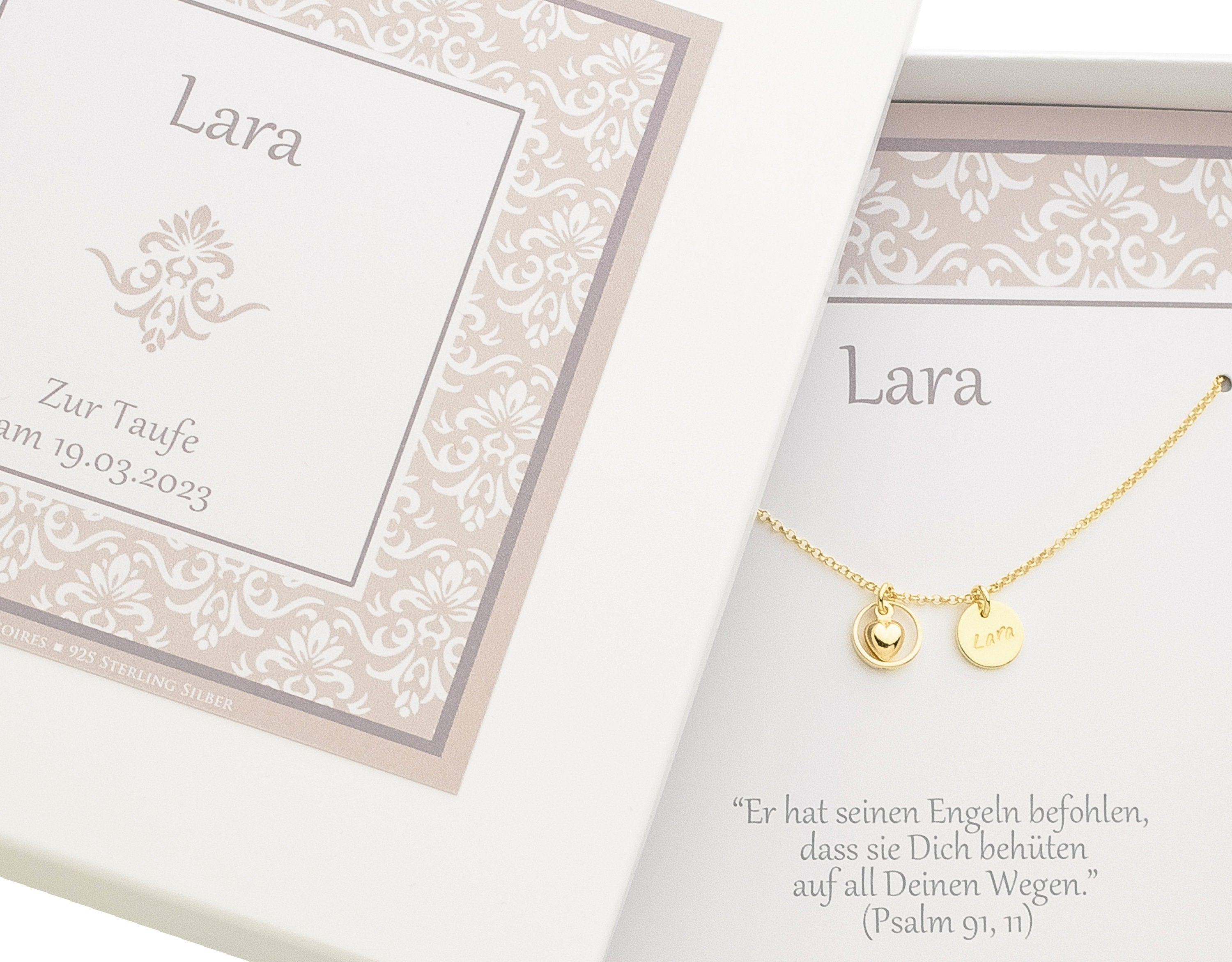 Detailansicht der vergoldeten Taufkette "Stella" von Bloomgart. Die Kette hat zwei goldene Anhänger, einen mit Herz und einen mit der Namensgravur "Lara". Sie wird in einer Geschenkbox mit einer personalisierten Karte für die Taufe am 19.03.2023 geliefert.