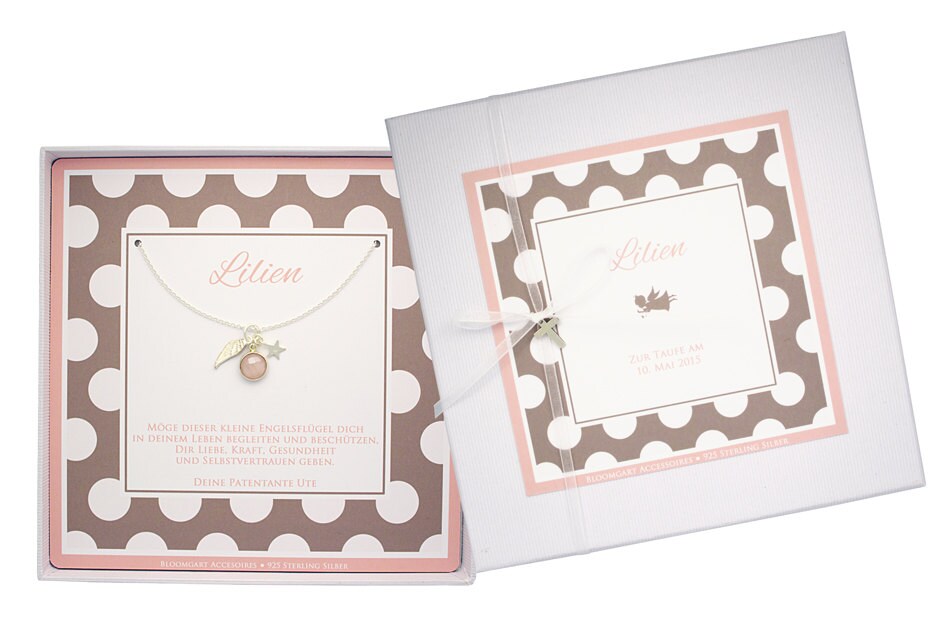 Taufkette mit Engelsflügel und Rosenquarz als Geschenk zur Taufe in einer personalisierten Geschenkbox von Bloomgart.