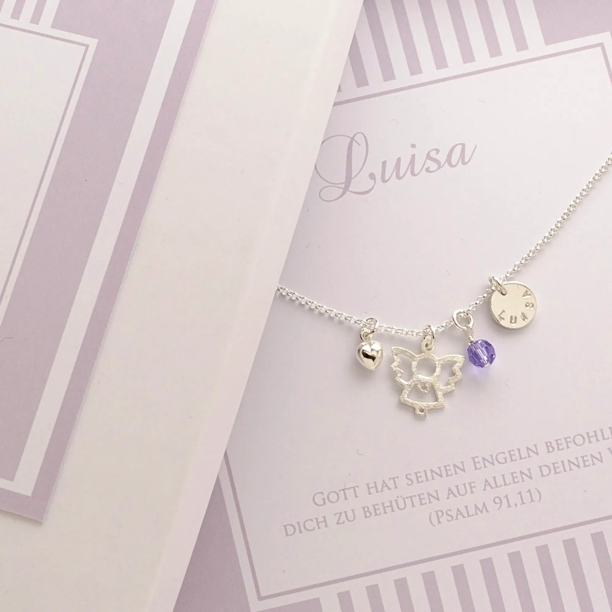 Eine Taufkette für Mädchen aus 925 Silber als Schutzengel-Kette und Wegbegleiter. Unter der Kette steht der persönliche Taufspruch: Psalm 91,11 "Gott hat seinen Engeln befohlen, dich zu behüten auf allen deinen Wegen."