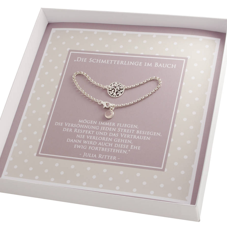 Hochzeit Armband 'Happy Bride' mit  Lebensbaum und Rosenquarz. Ansicht der der Geschenkbox innen. Unterhalb des Armbandes ist der Spruch von Julia Richter gedruckt: "Die Schmetterlinge im Bauch mögen immer fliegen, die Versöhnung jeden Streit besiegen, der Respekt und das Vertrauen nie verloren gehen, dann wird auch diese Ehe ewig fortbestehen."