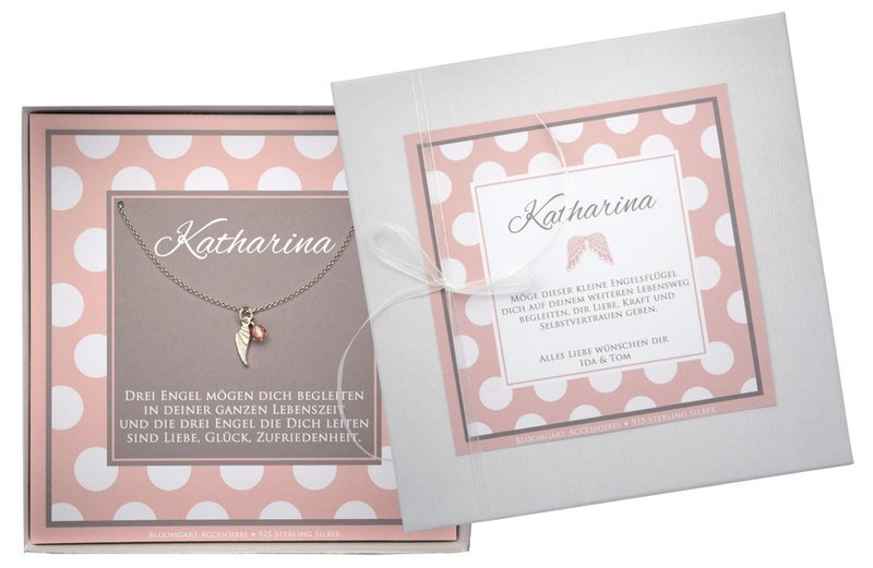 Gesamtansicht der Kette mit Engelsflügel aus 925 Sterling Silber und Swarovski Glücksstein in einer rosa-weiß-grauen Geschenkbox, hier personalisiert für Katharina.