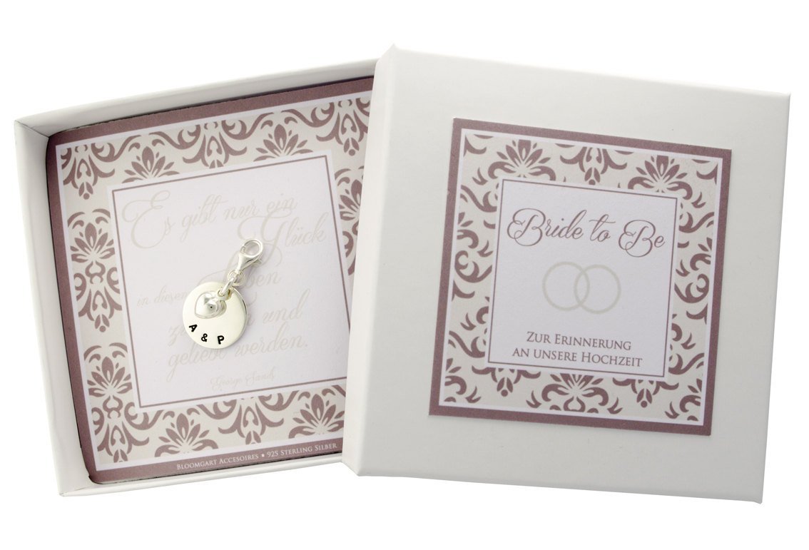 Hochzeitsgeschenk für die Braut, ein Silber Anhänger mit Gravur "A&P", 925 Silber, Gravur-Anhänger mit Initialen des Brautpaares und einem Herz mittig hängend. Verpackt in einer personalisierten Geschenkbox von Bloomgart.