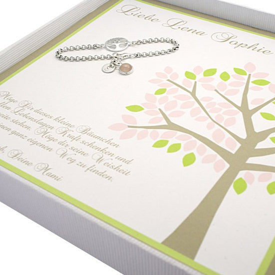 925 Sterling Silber Armkette mit Lebensbaum-Verbinder und Rosenquarz und Initial-Plättchen am Verschluss. Das Armband wird präsentiert in einer wundervoll bemalten, personalisierten  Geschenkschachtel mit stilisiertem Baum des Lebens in hellgrün und rosa.