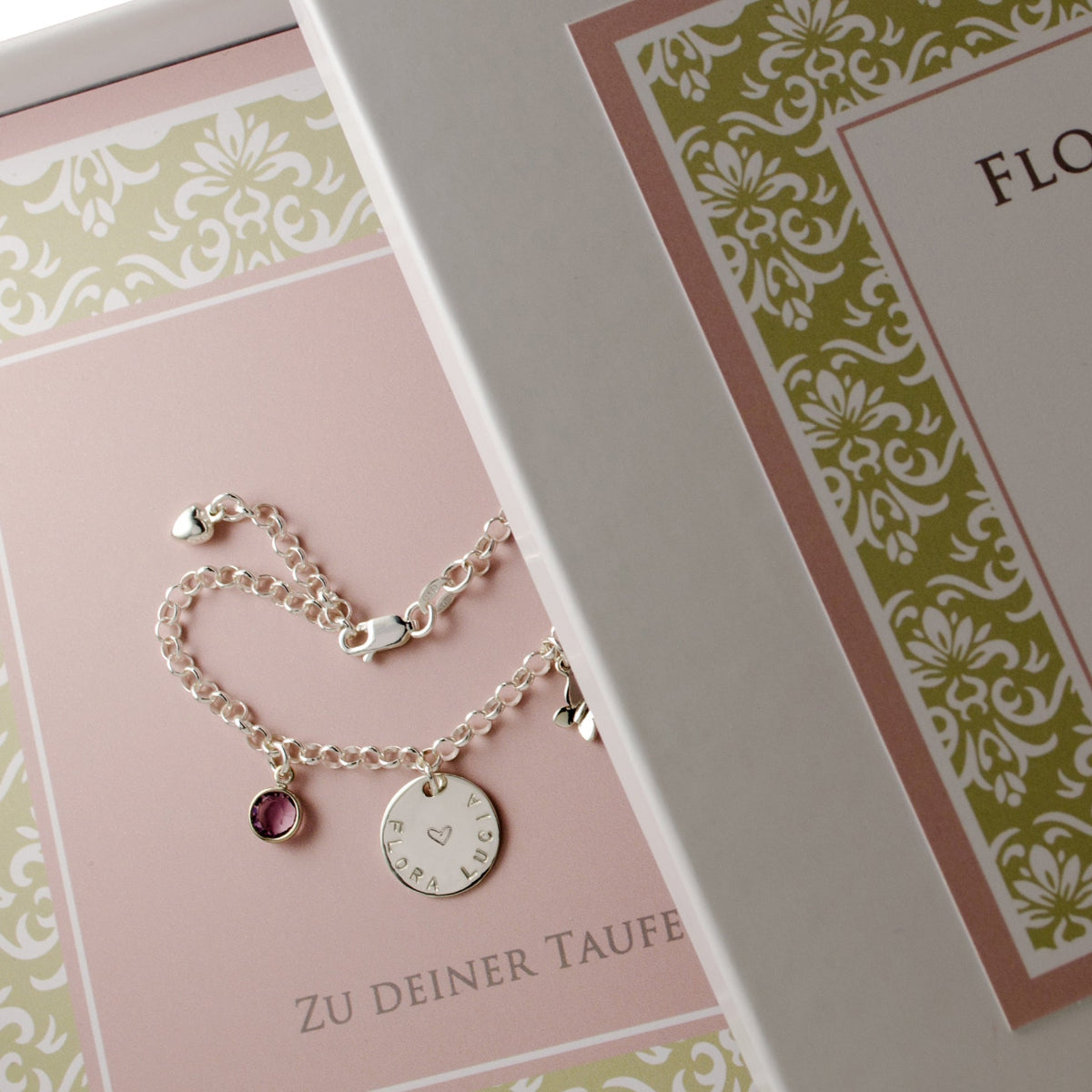Detailansicht des Taufarmbandes mit Namen, Schmetterling und Geburtsstein in einer personalisierten Geschenkbox von Bloomgart.