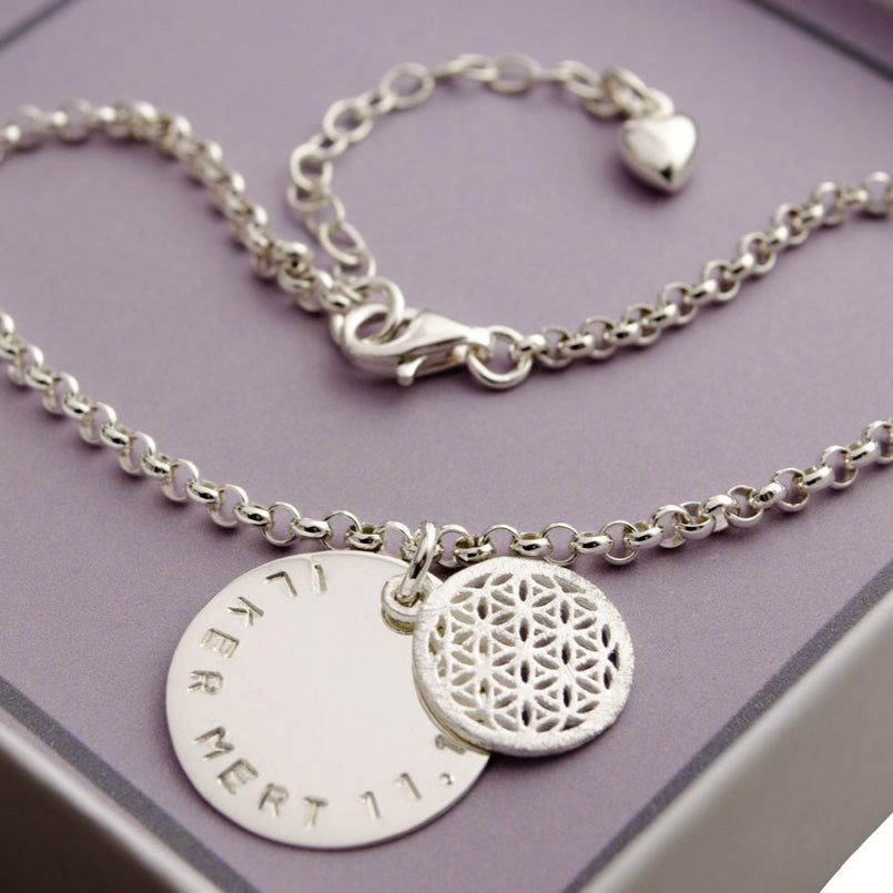 Detailansicht eines Namensarmbandes aus 925 Sterling Silber mit Lebensblume und großem Gravurtaler mit Wunschgravur, hier: 'Ilker Mert 11.11.18' handgemacht von Bloomgart.