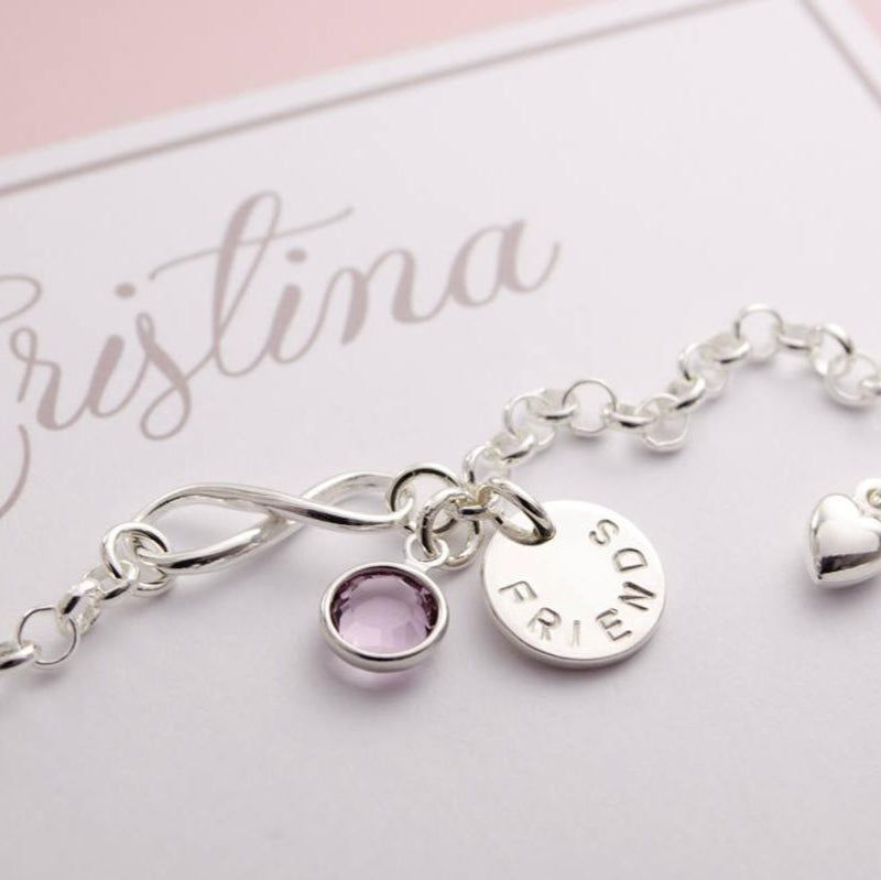 Freundschaftsarmband "FRIENDS" aus 925 Silber mit Gravur-Anhänger "Friends", präsentiert in einer personalisierten rosa-grauen Geschenkbox mit Namen.