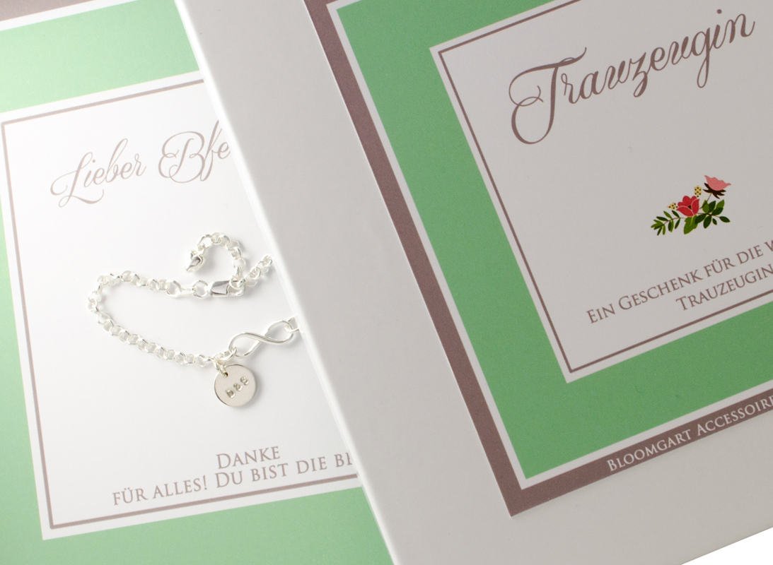 Geschenkbox für die Trauzeugin in weiß-grün personalisiert mit Wunschtext des Brautpaares. Innenliegend befindet sich das handgestempelte Armband mit Dankestext.