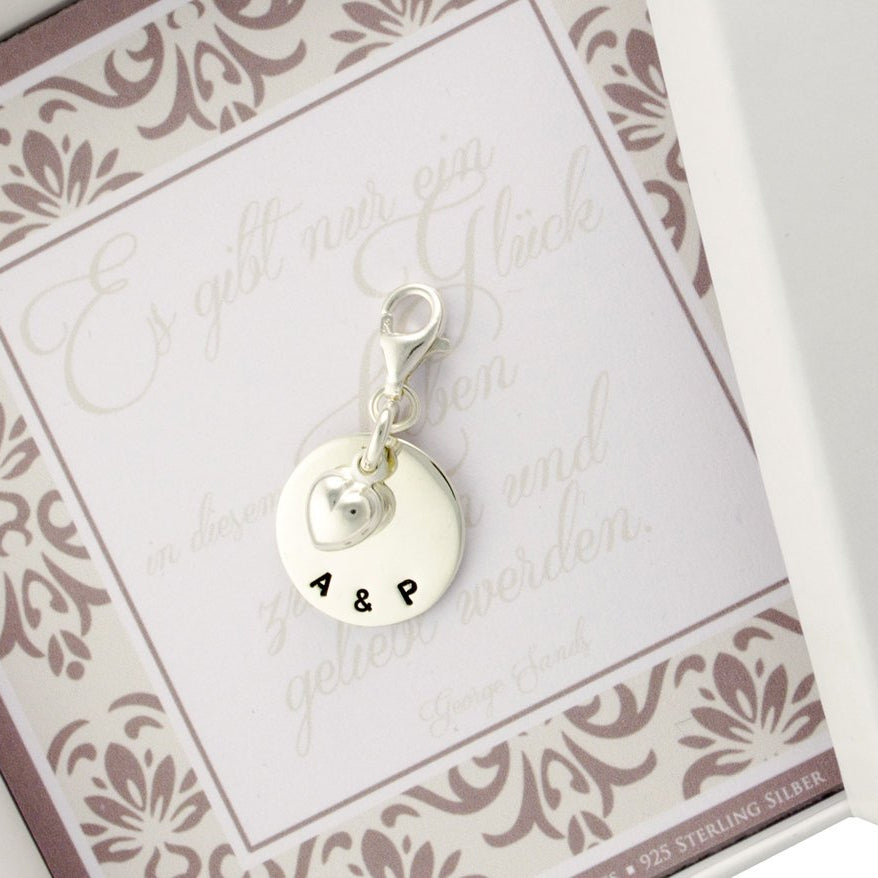 Hochzeitsgeschenk für Gäste, ein Silber Anhänger mit Gravur "A&P", 925 Silber, Gravurplättchen mit Initial und einem Herz mittig hängend an einem Karabinerhaken.