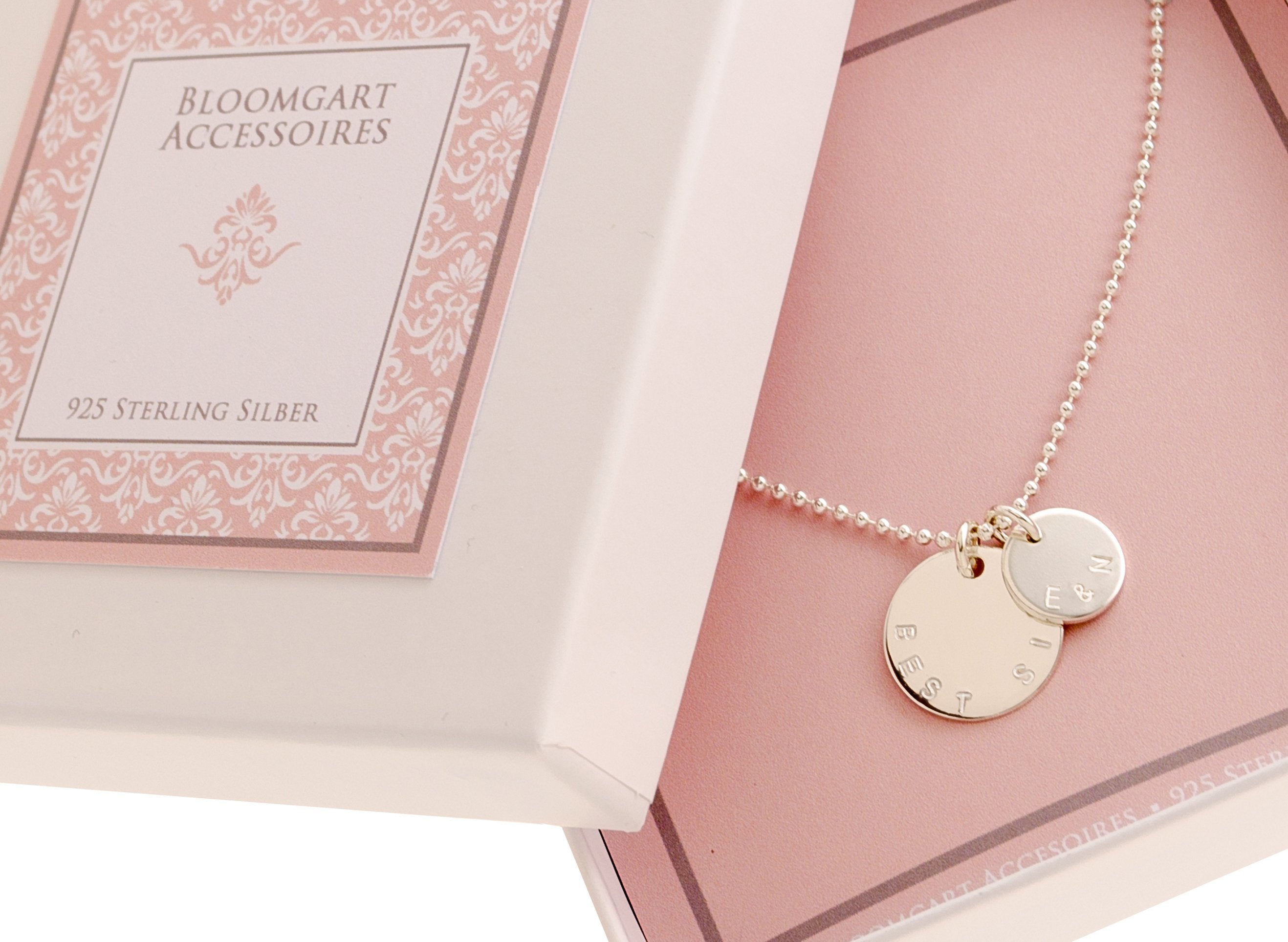 Gesamtansicht der rosa Geschenkbox mit Schwesternkette 'Best Sis' und Initialen-Anhänger aus 925 Sterling Silber.
