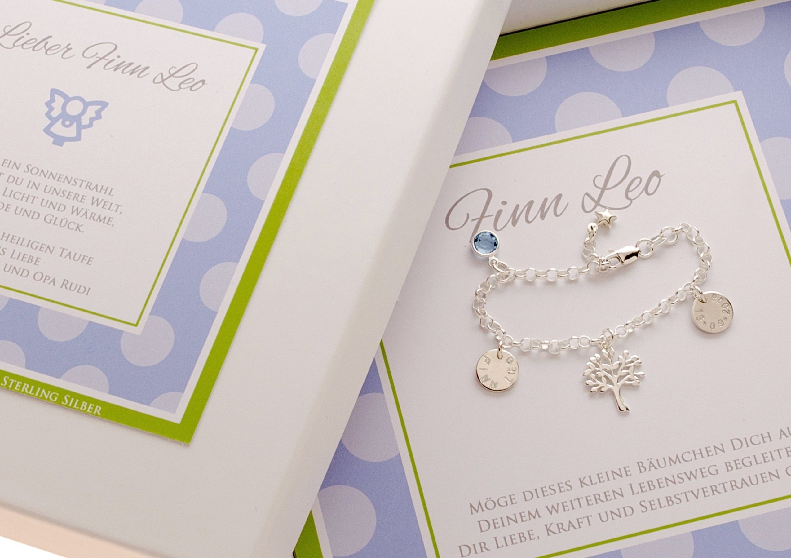 Geschenkbox mit Punkten in hellgrün-hellblau mit Namensarmband mit zwei Gravurplättchen für Name und Datum, Lebensbaum und Geburtsstein. 925 Silber Armband von  Bloomgart als Geschenk zur Geburt, Taufe oder Namenstag.