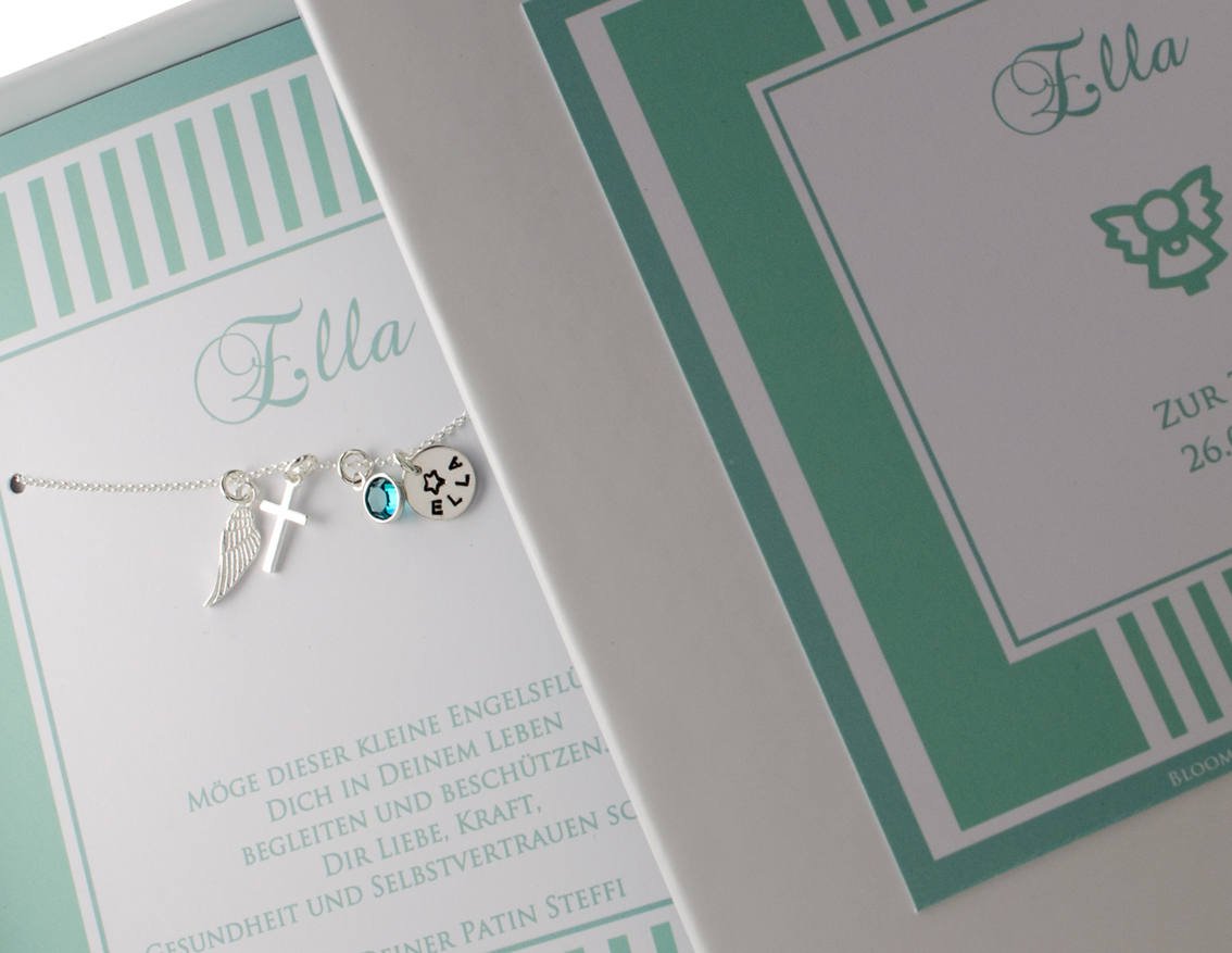 Nahaufnahme einer personalisierten Geschenkbox in mint mit Taufkette aus 925 Sterling Silber.