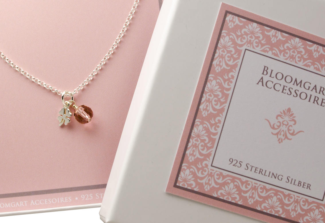 Personalisiertes Geschenk mit Glücksklee-Kette und Wunschtext auf der Verpackung