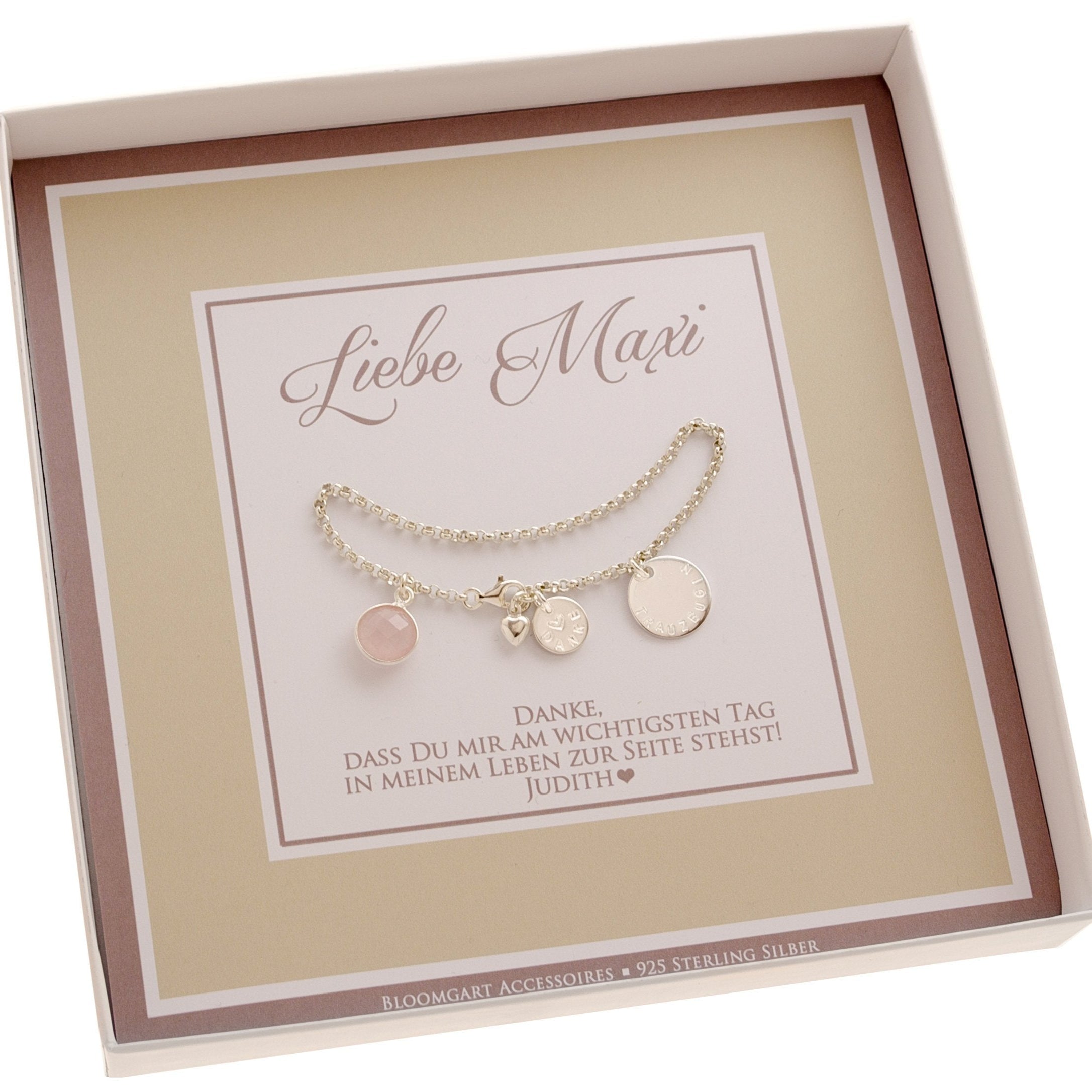 Innenansicht einer Geschenkbox in beige und weiß, personalisiert für "Maxi" und dem Text "Danke, dass du mir am wichtigsten Tag in meinem Leben zur Seite stehst! Judith (Herz)