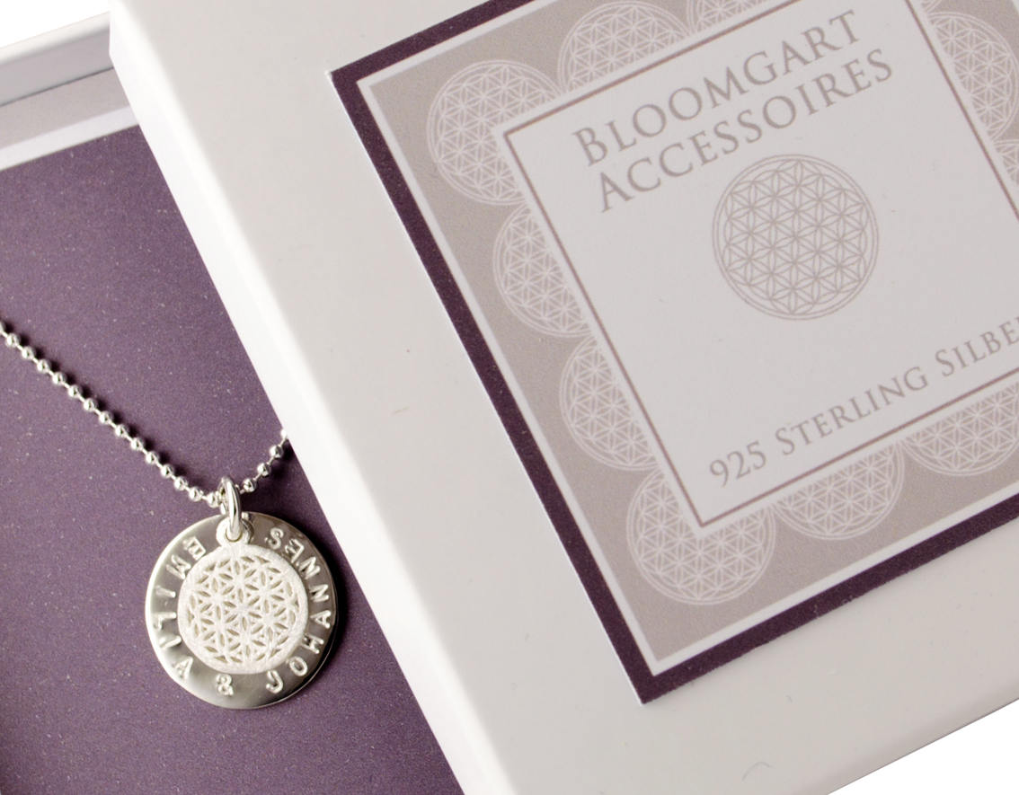 NAMENSKETTE LEBENSBLUME 925 Sterling Silbe mit Wunschnamen und Lebensblume in einer edlen kleinen Geschenkboxen von Bloomgart.