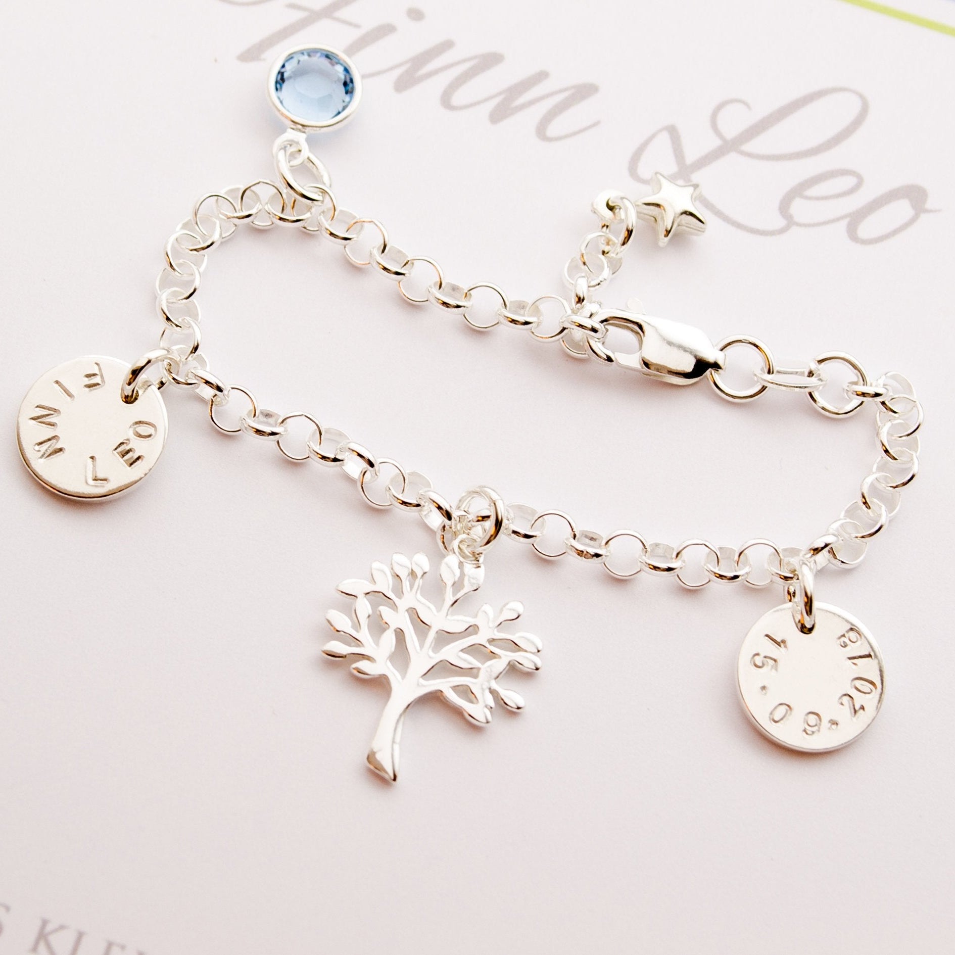 Detailansicht eines Namensarmbandes mit zwei Gravurplättchen für Name und Datum, Lebensbaum und Geburtsstein. 925 Silber Armband in  Bloomgart Geschenkbox Geschenk zur Geburt, Taufe, Einschulung oder Namenstag.