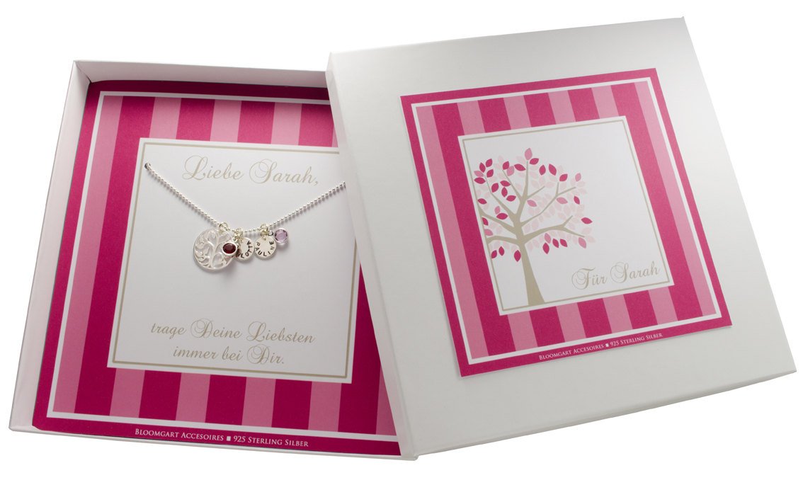 Komlettansicht der Geschenkbox, personalisiert für Sarah mit pink-rosa Streifenmuster und stilisiertem Lebensbaum. Innen ist die Silberkette angebracht und der Text 'Liebe Sarah, trage deine Liebsten bei dir.'