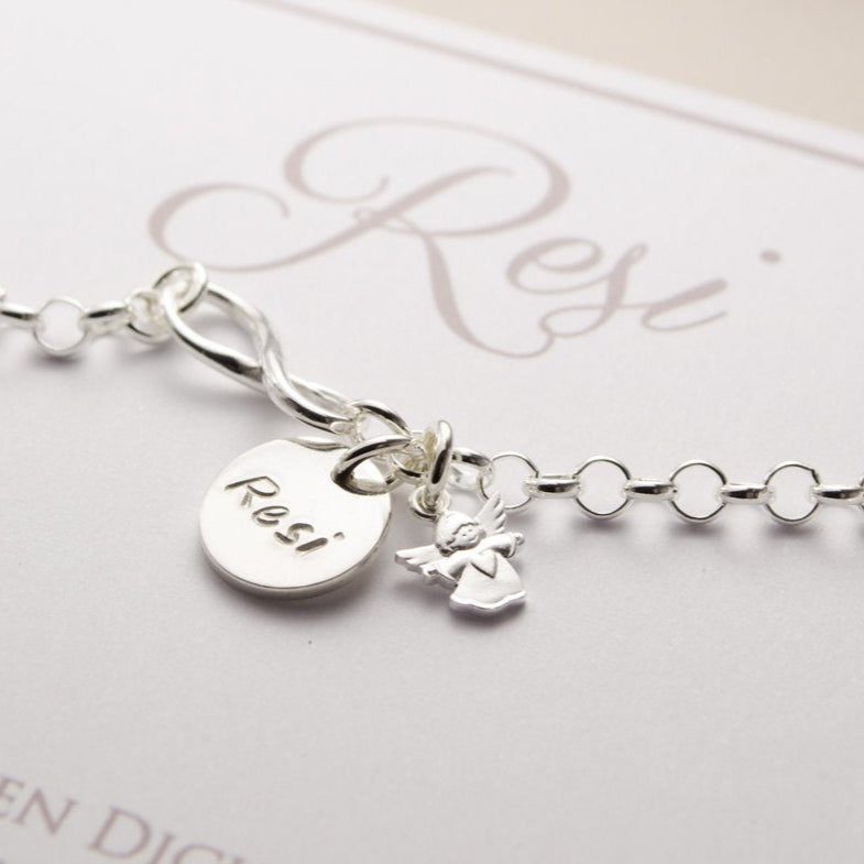 Detailansicht eines Gliederarmbandes mit Name und Schutzengel aus 925 Silber in einer weiß-beigen personalisierten Geschenkbox präsentiert.