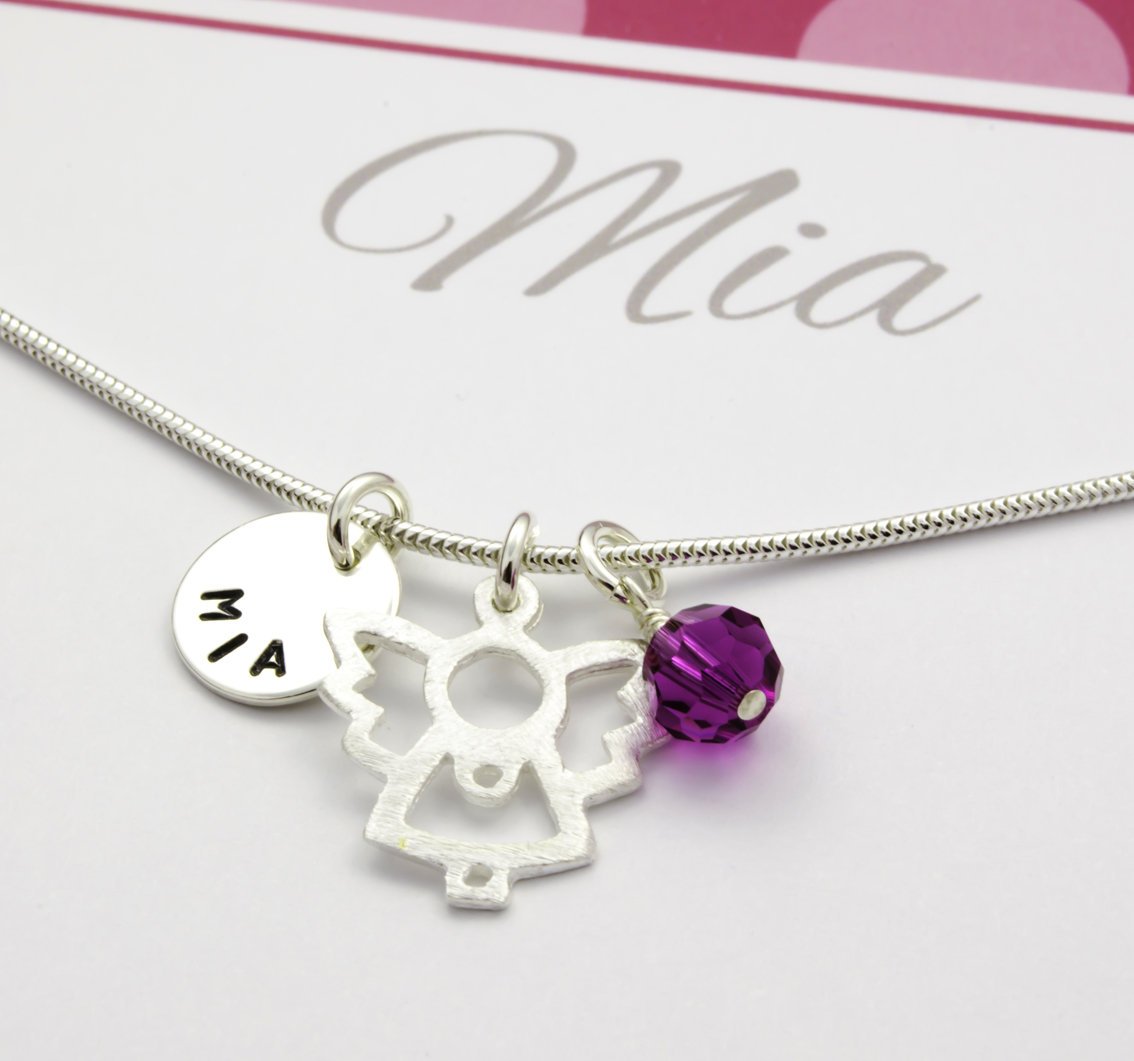 Namenskette mit Gravur, Schutzengel und Geburtsstein-Kugel in einer pink-rosa gepunkteten Geschenkbox, personalisiert für 'Mia' zur Taufe. 