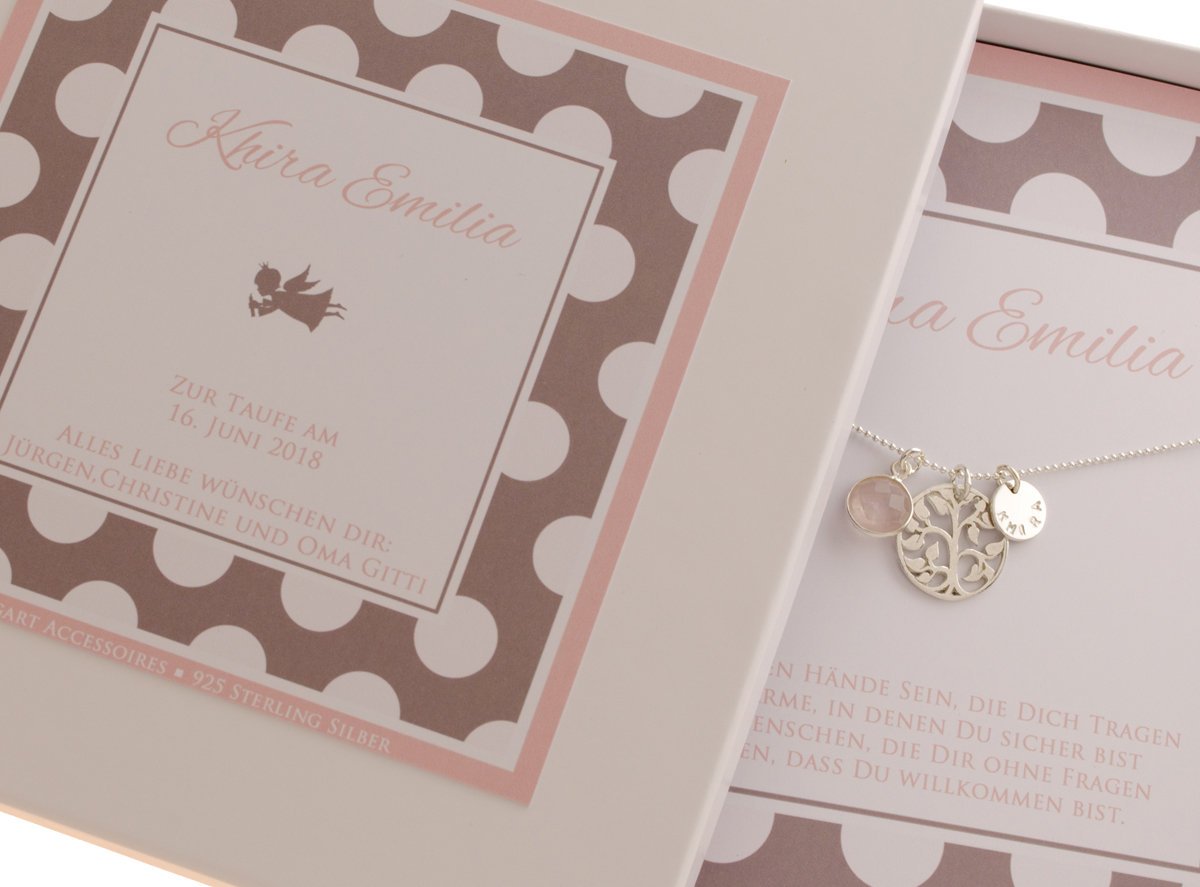 Geschenkbox mit weiß-taupe-rosa farbigem Punkte-Muster, personaisiert für eine besonderen Anlass, hier für Khira Emilia zur Taufe. Innen liegt die handgefertige Silberkette mit Lebensbuam, Rosenquarz und Namenstaler von Bloomgart.