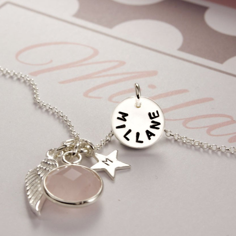 Namensschmuck mit Gravur Taufkette im Geschenkkarton persönlicher Schmuck mit Rosenquarz Engelsflügel Namens-Anhänger Taufschmuck