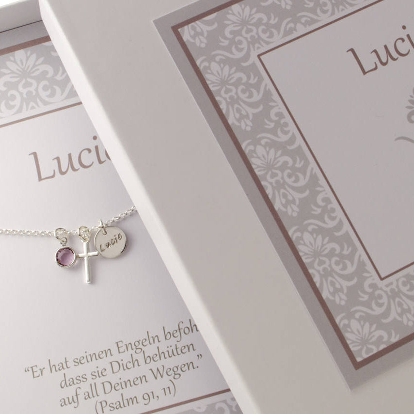 taufkette 'Lucie', personalisiert mit Namen Datum und persönlichem Spruch, hier 'Er hat seinen Engeln befohlen, dass sie dich behüten auf allen deinen Wegen.' (Psalm 1,11).