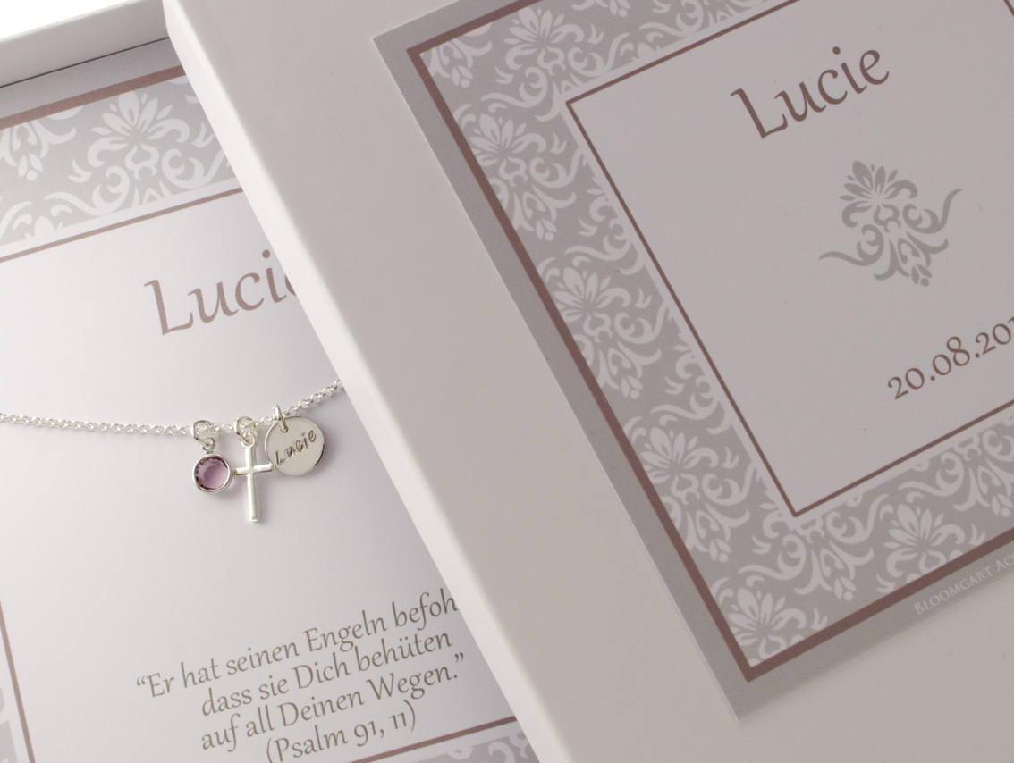taufkette 'Lucie', personalisiert mit Namen Datum und persönlichem Spruch, hier 'Er hat seinen Engeln befohlen, dass sie dich behüten auf allen deinen Wegen.' (Psalm 1,11).